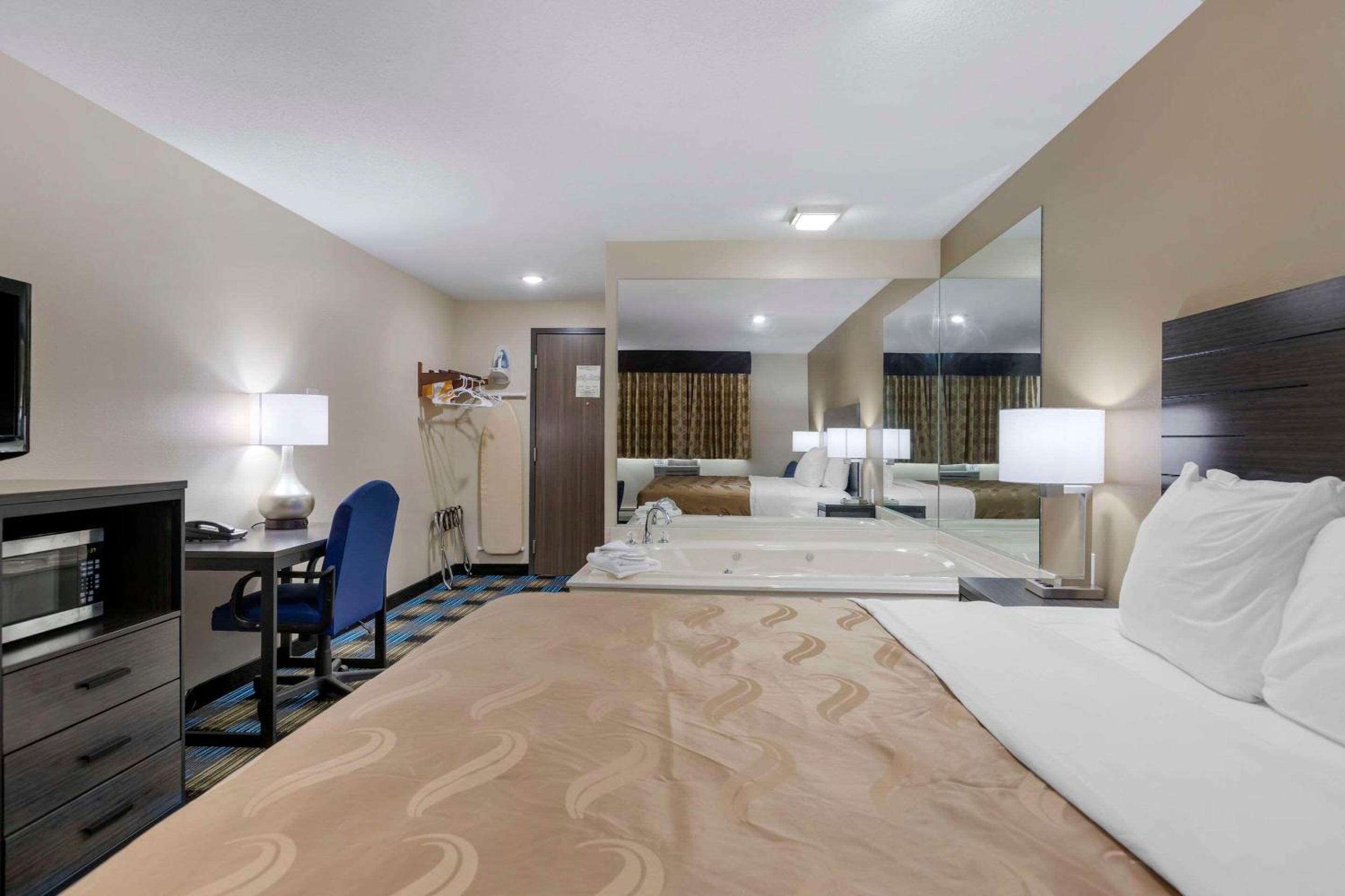 King Room with Whirlpool - Non-Smoking - Photo 4