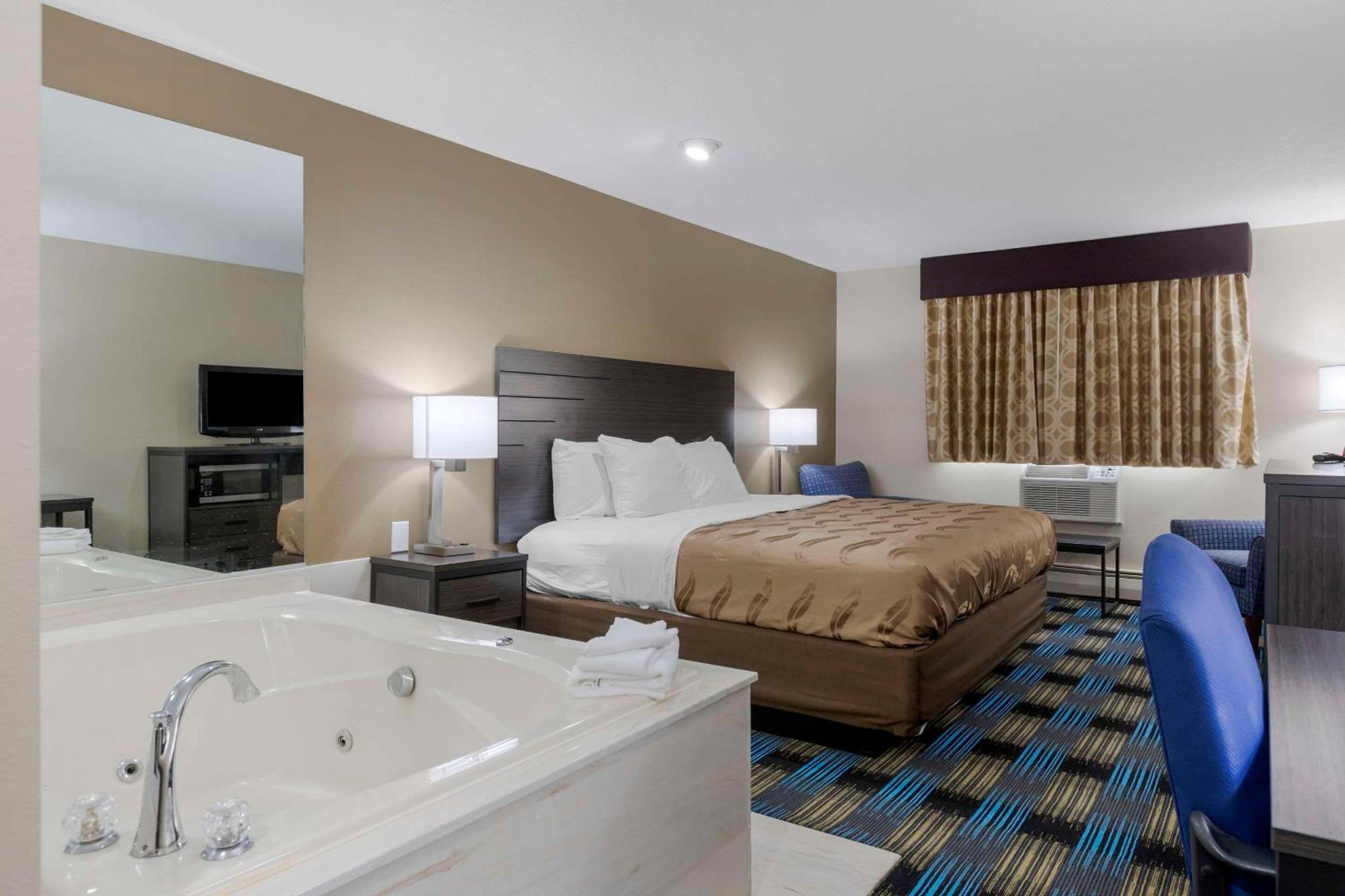 King Room with Whirlpool - Non-Smoking - Photo 5