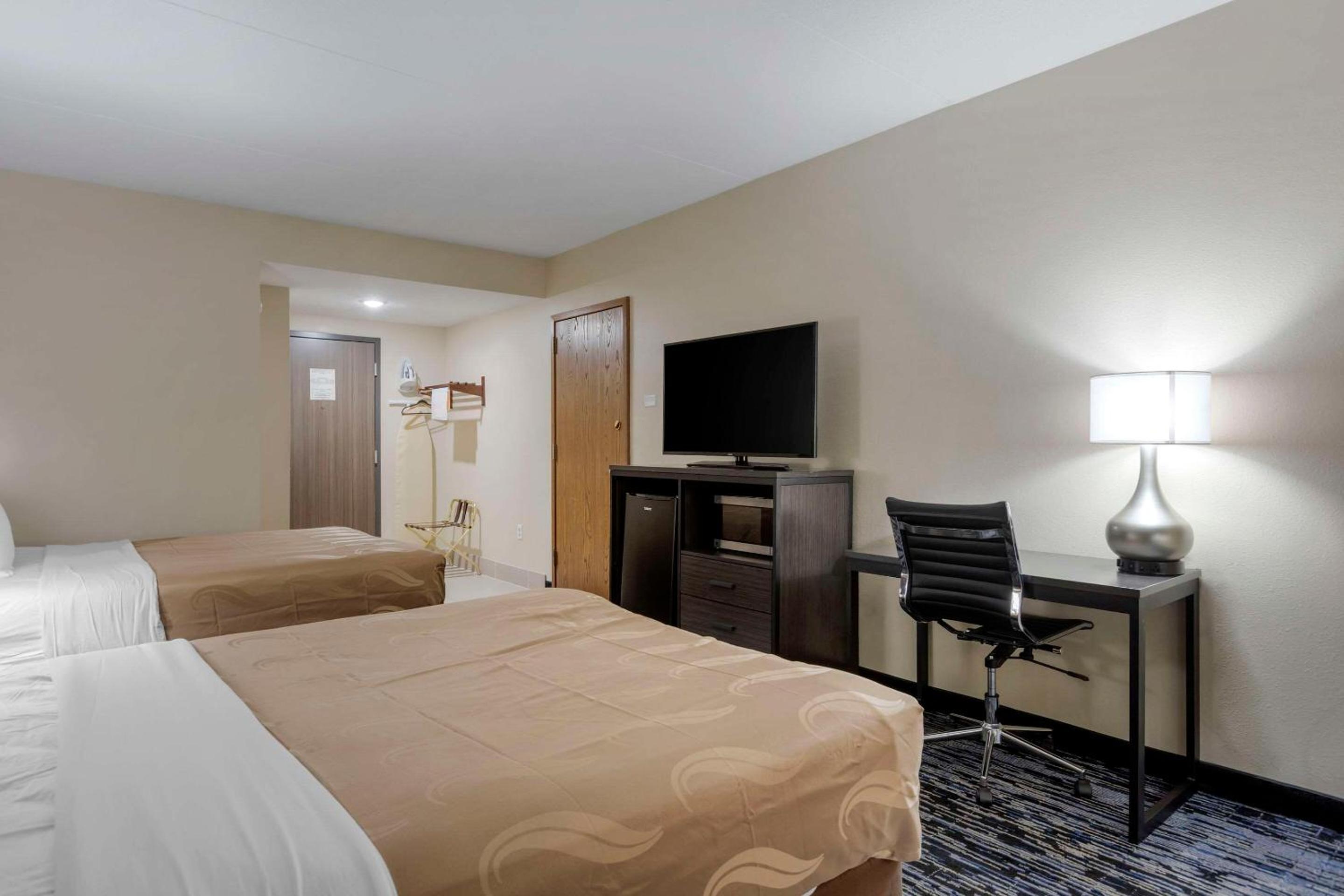 Queen Room with Two Queen Beds - Non-Smoking - Photo 5