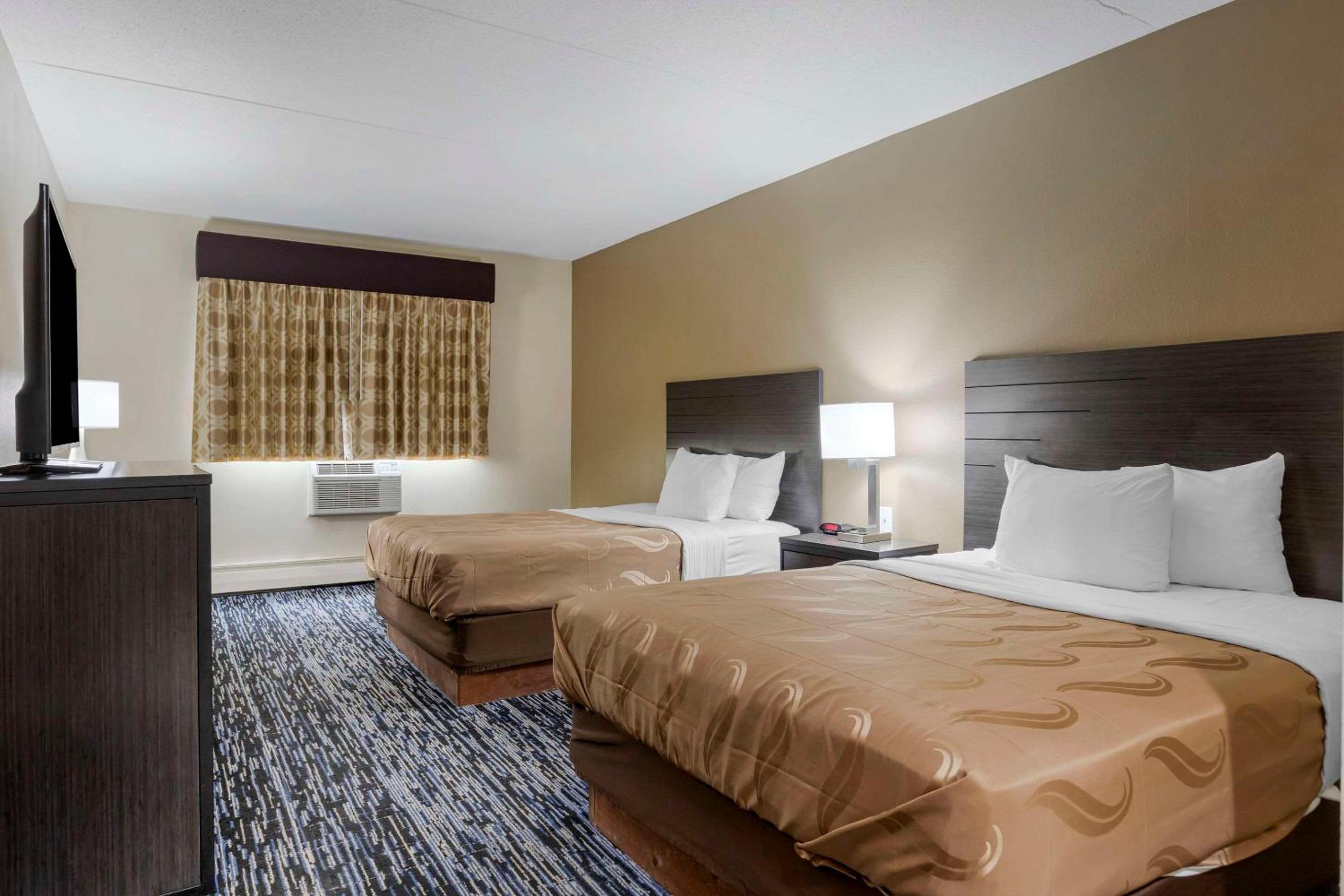 Queen Room with Two Queen Beds - Non-Smoking - Photo 4