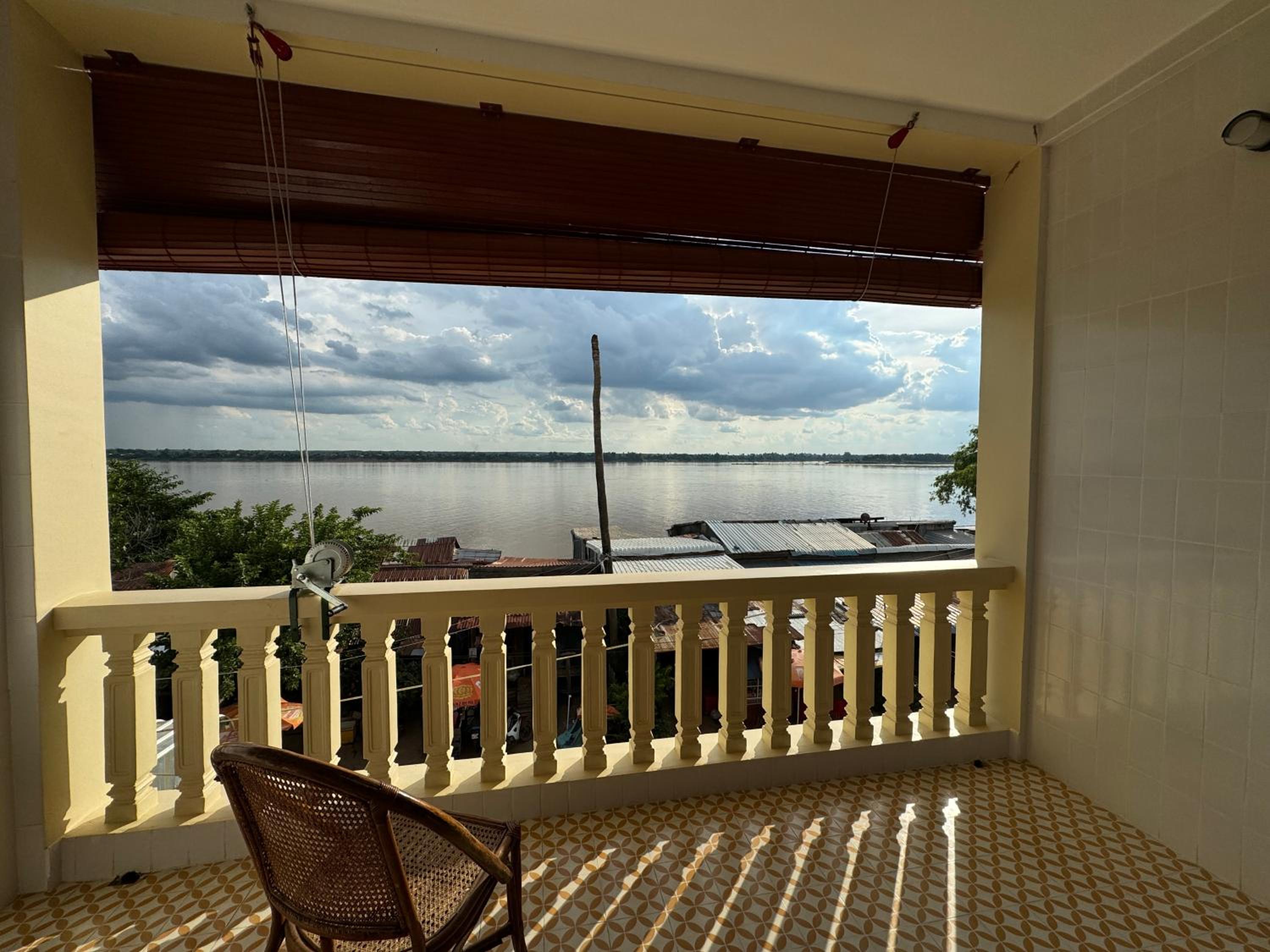 Family Room With Balcony photo 3