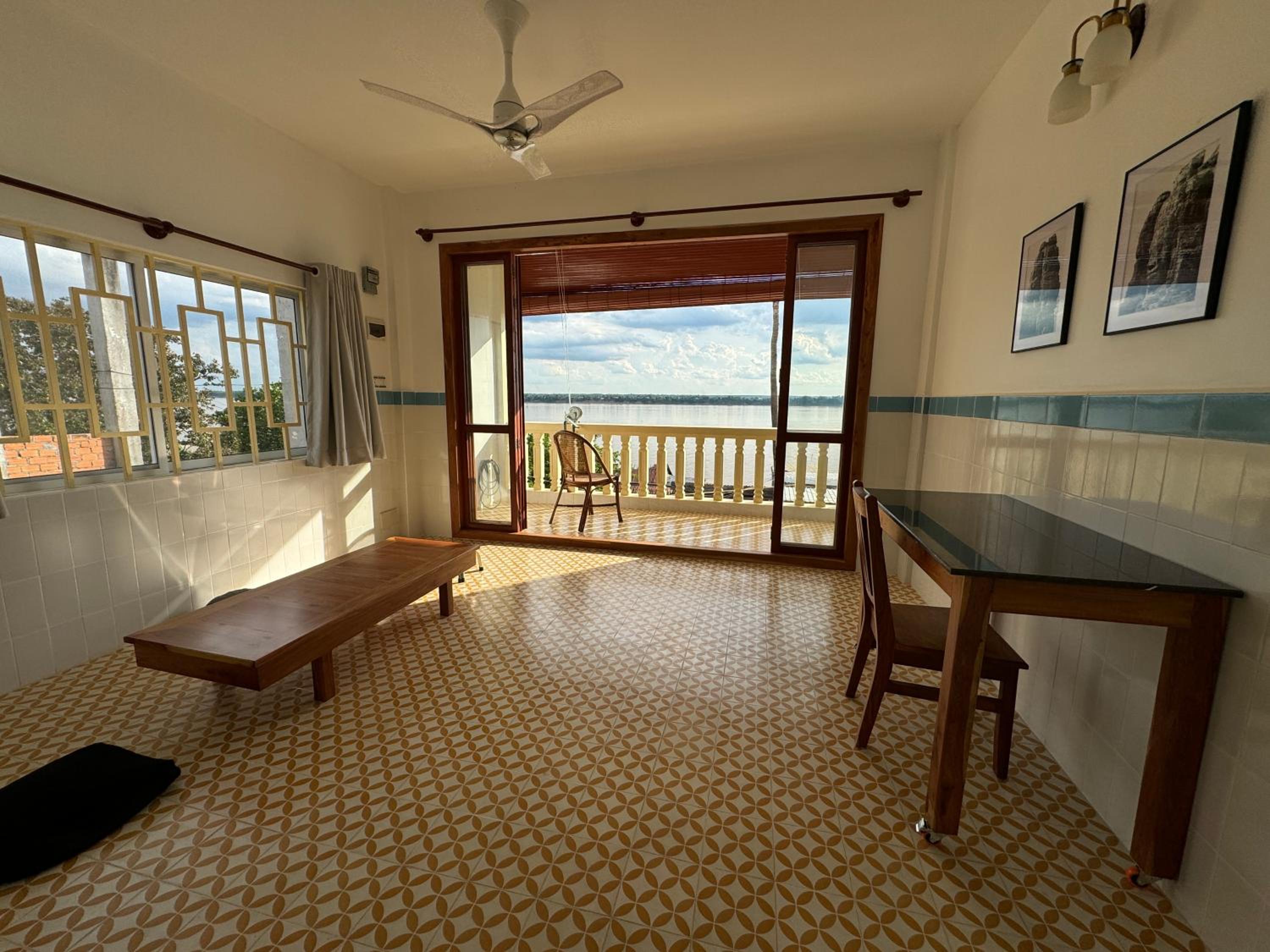 Family Room With Balcony photo 2