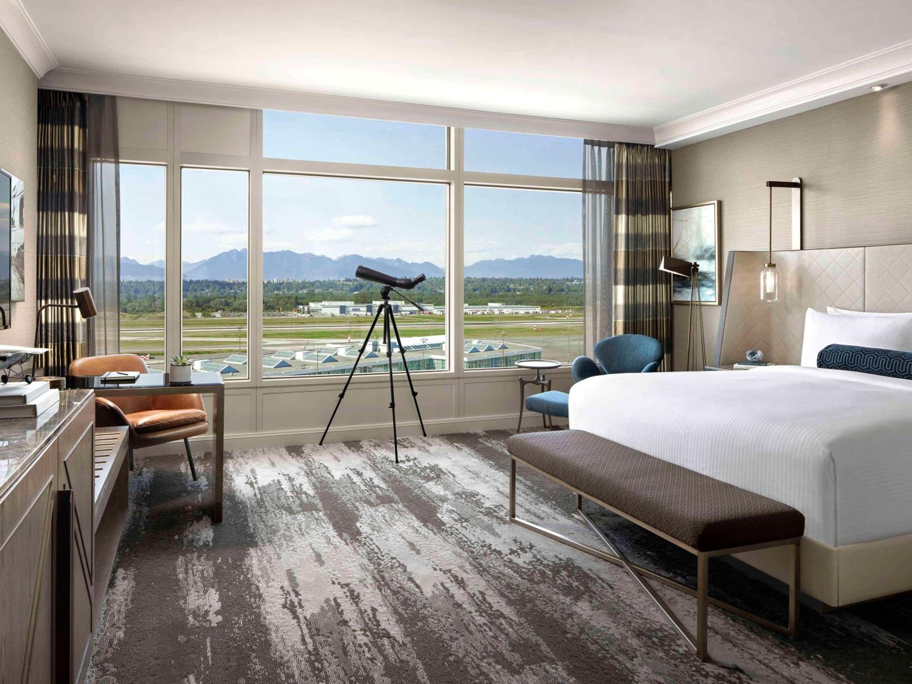 Fairmont Gold Junior Suite One King Bed And Sofa Bed - Lounge Access
