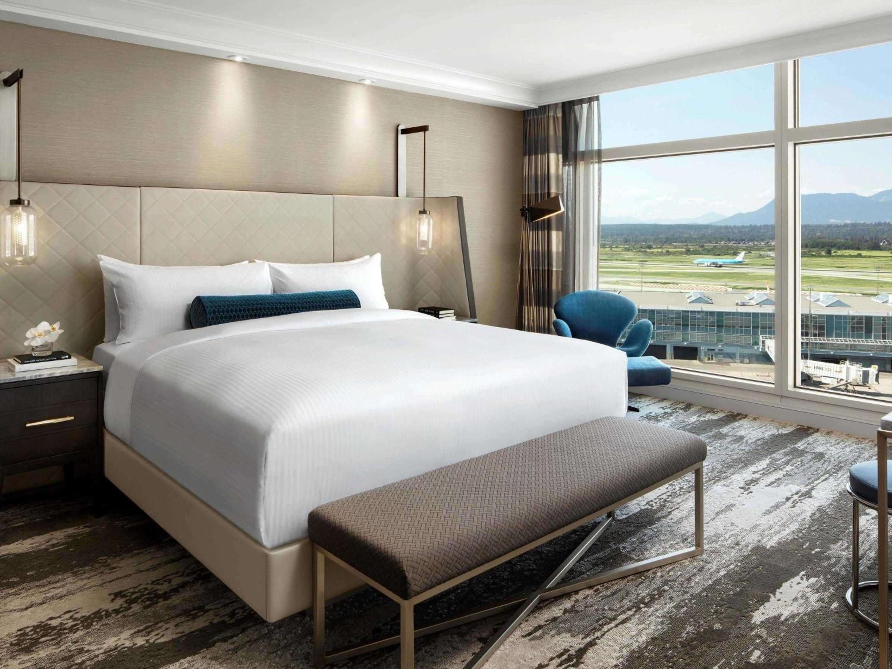 Fairmont Gold Runway Runway King Room with View - Photo 3