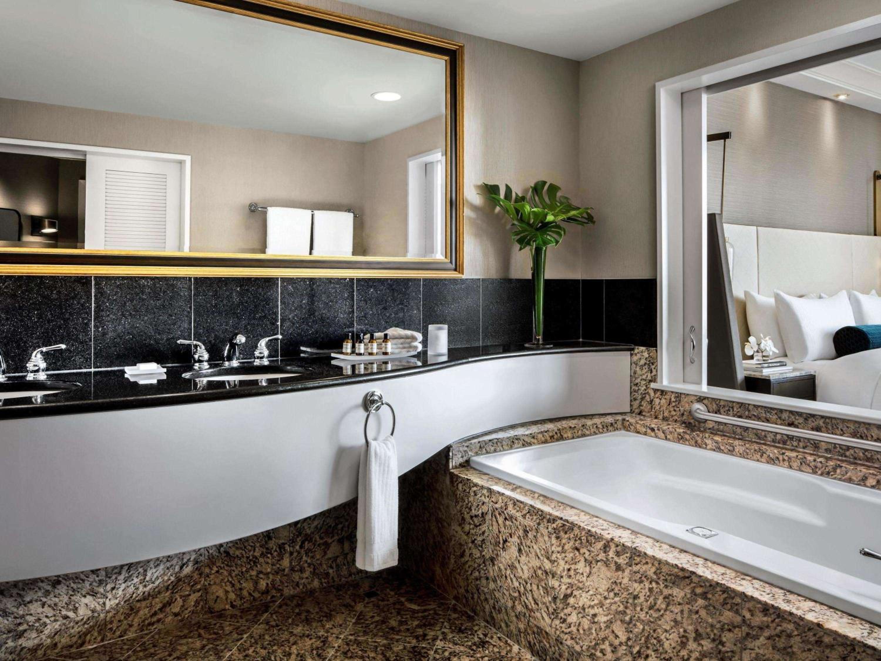 Fairmont Gold Room with Two Queen Beds - Photo 9