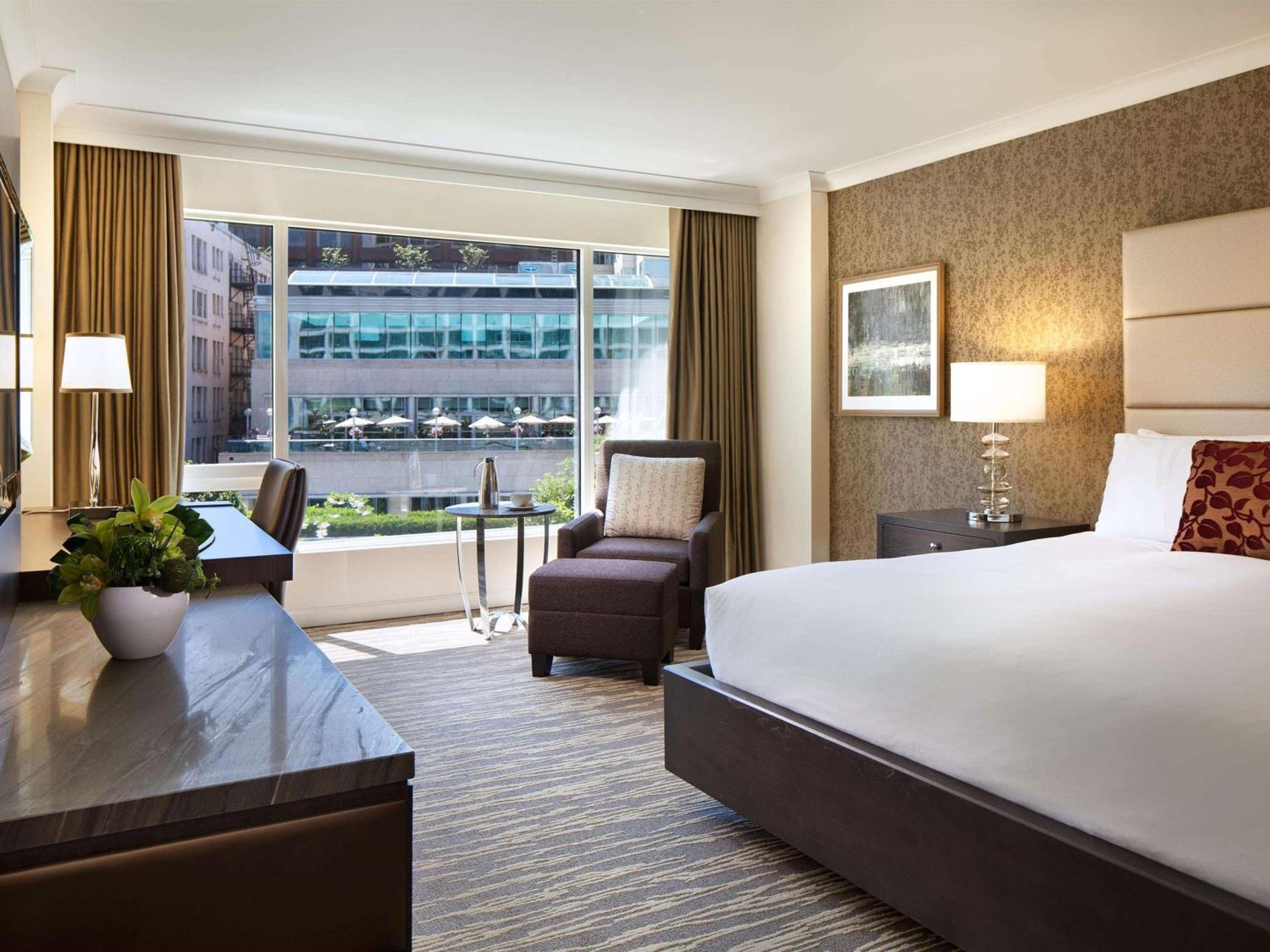 Deluxe City View Room with Queen Bed