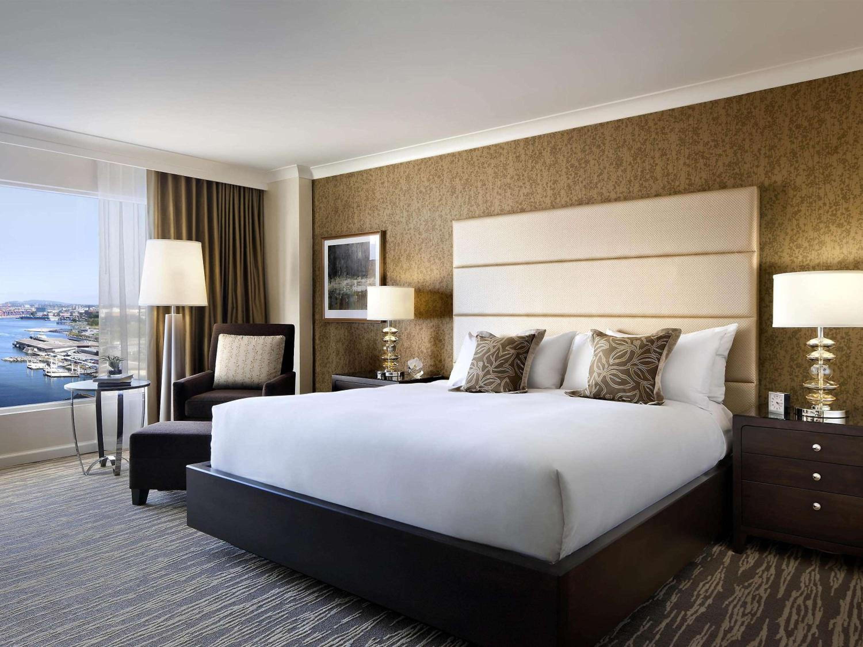 Deluxe Partial Harbor View Room with King Bed thumbnail 5