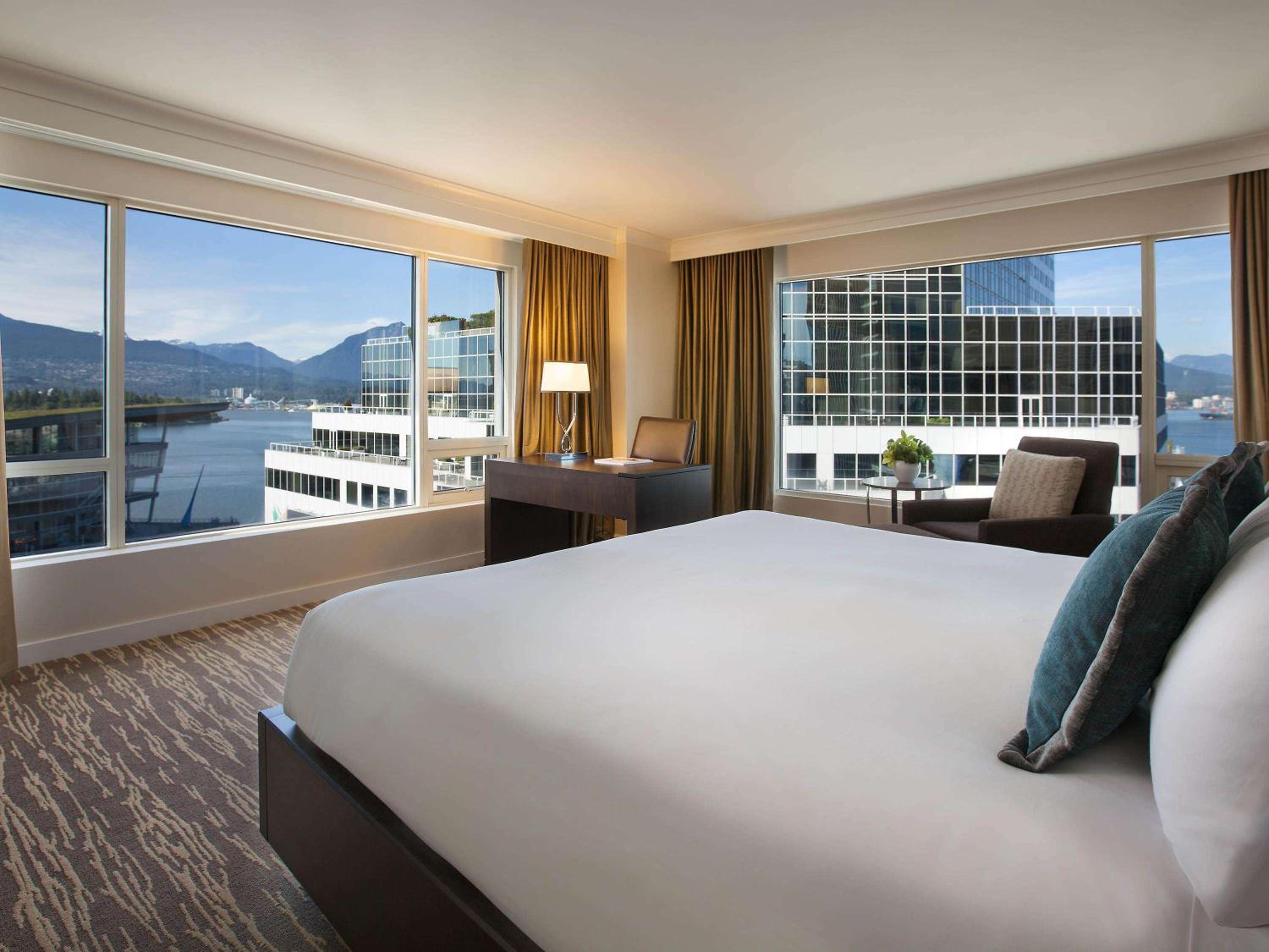 Signature Harbor and Stanley Park View Corner Room with King Bed - Photo 10