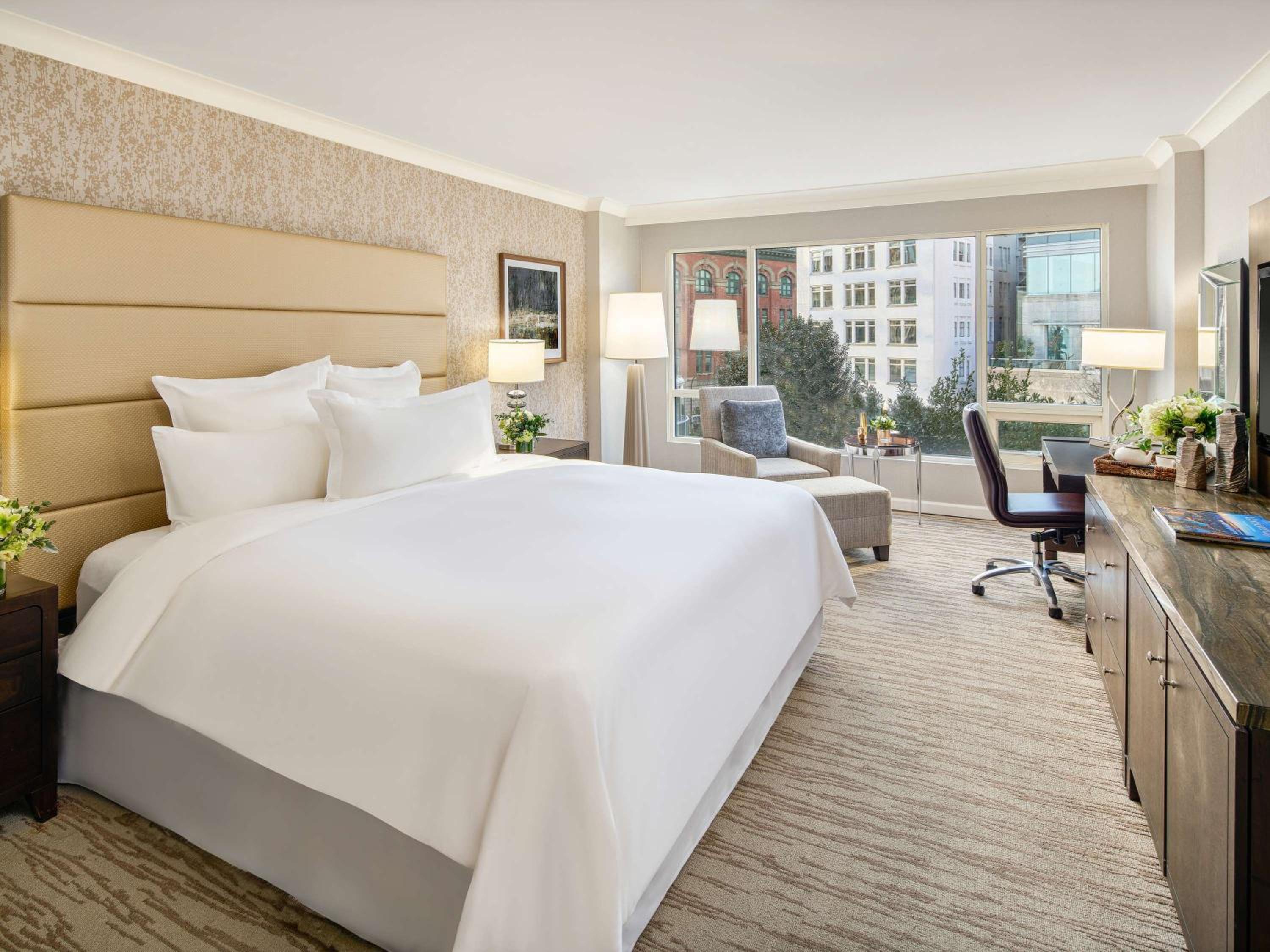 Fairmont City View Room with King Bed - Photo 10