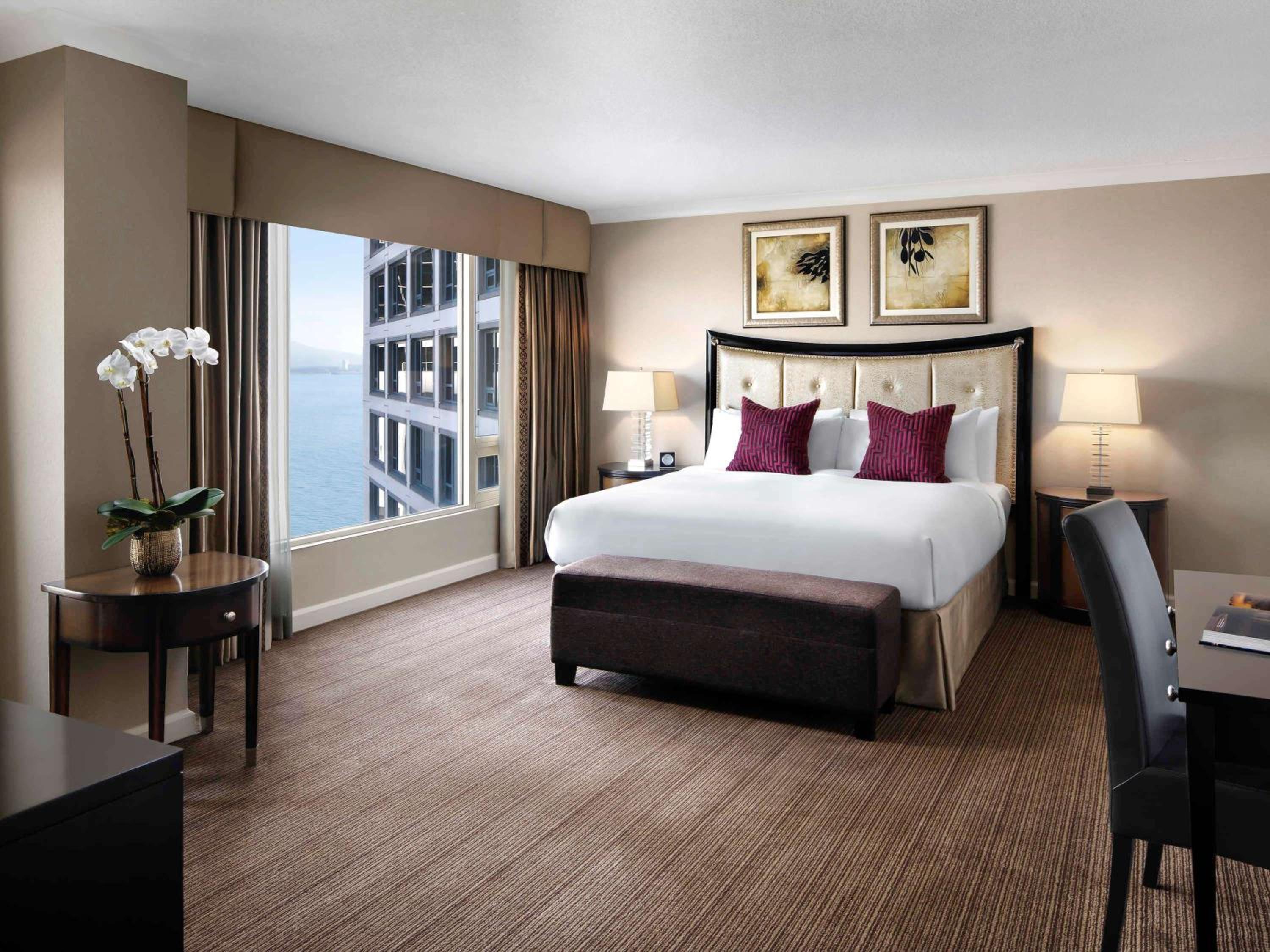 Stanley Park Suite King Room thumbnail 6