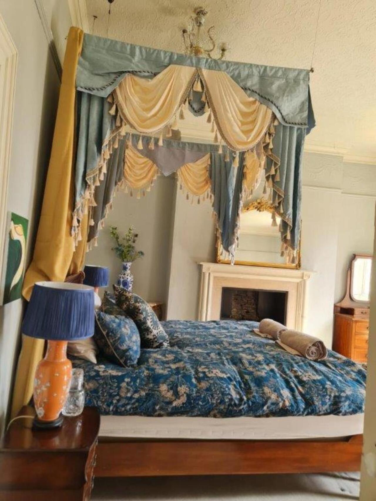 Seven-Bedroom House photo 3