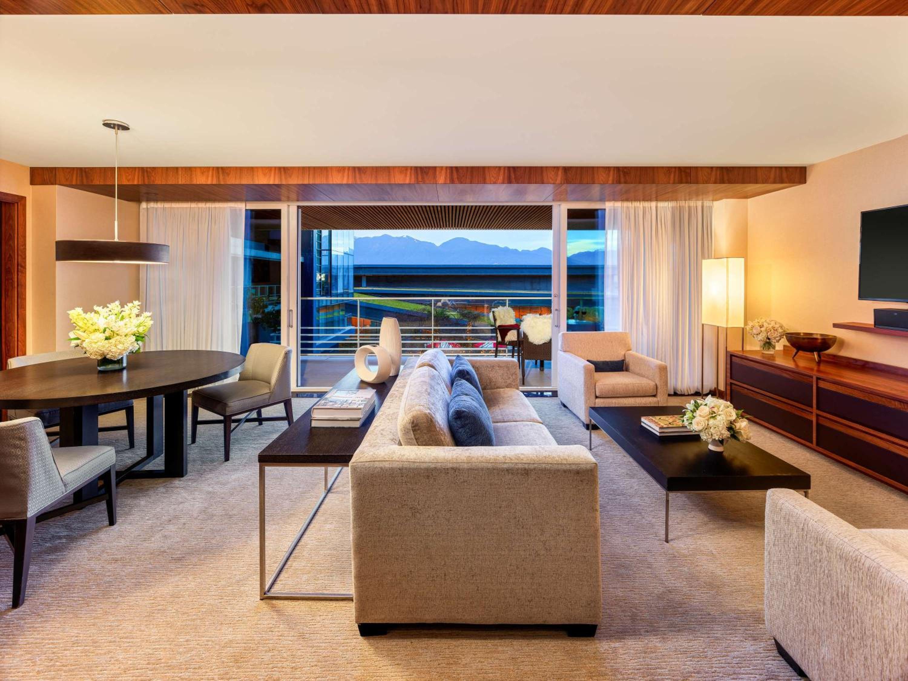Pool View Suite with King Bed thumbnail 6
