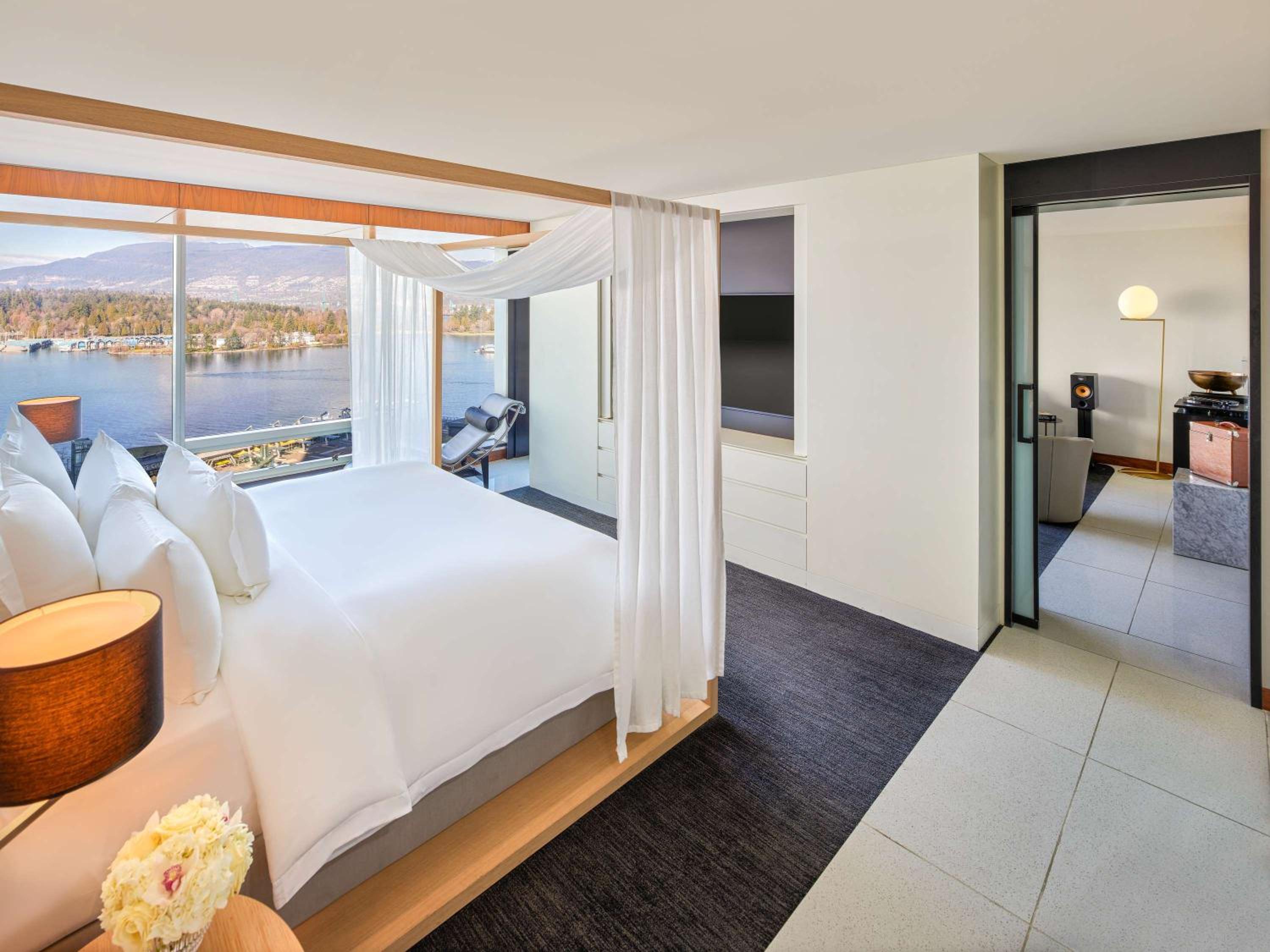 Signature Harbor King Suite with Harbor View thumbnail 5