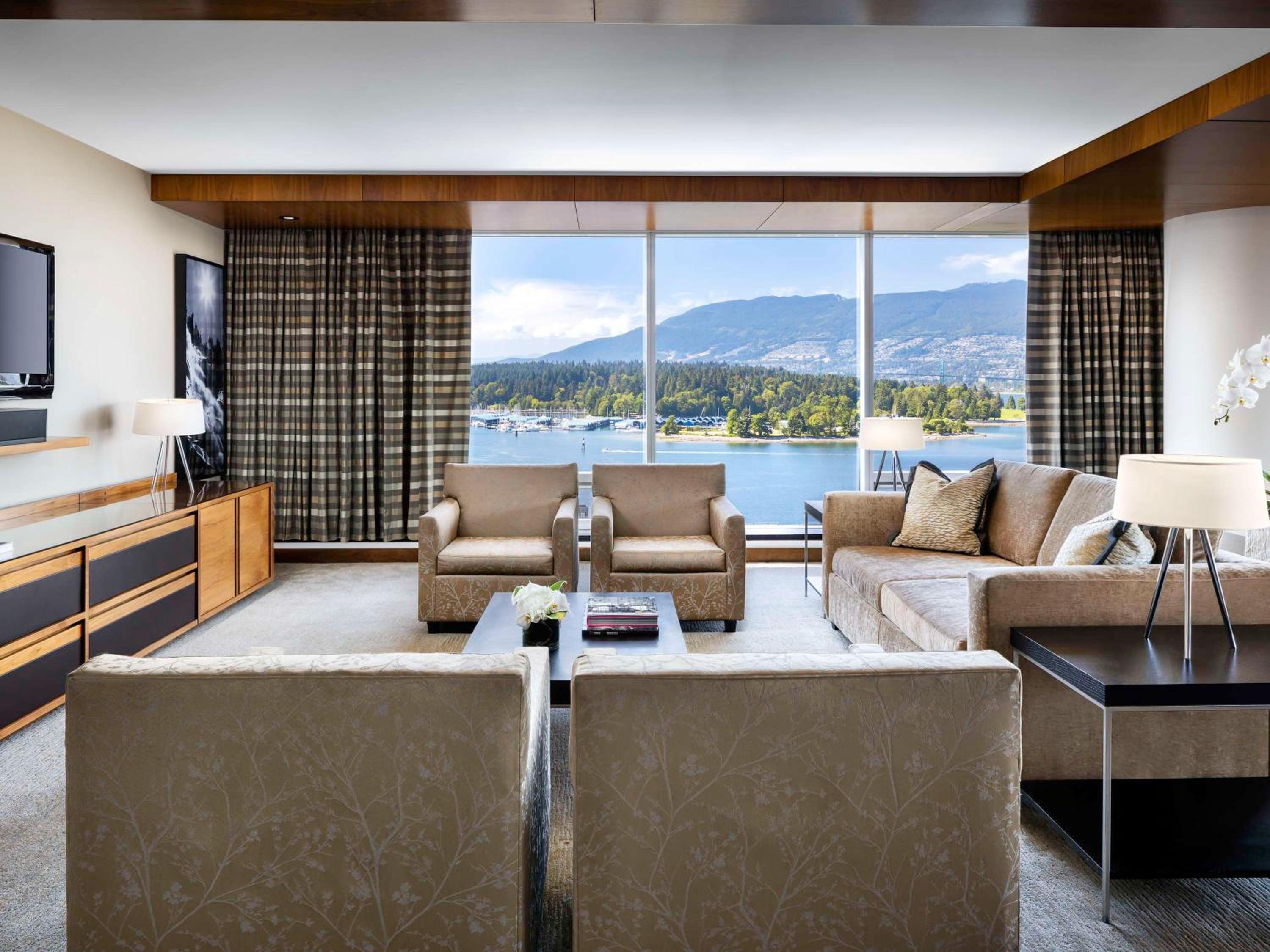 Fairmont Gold Corner Harbor and Mountain View Suite with King Bed