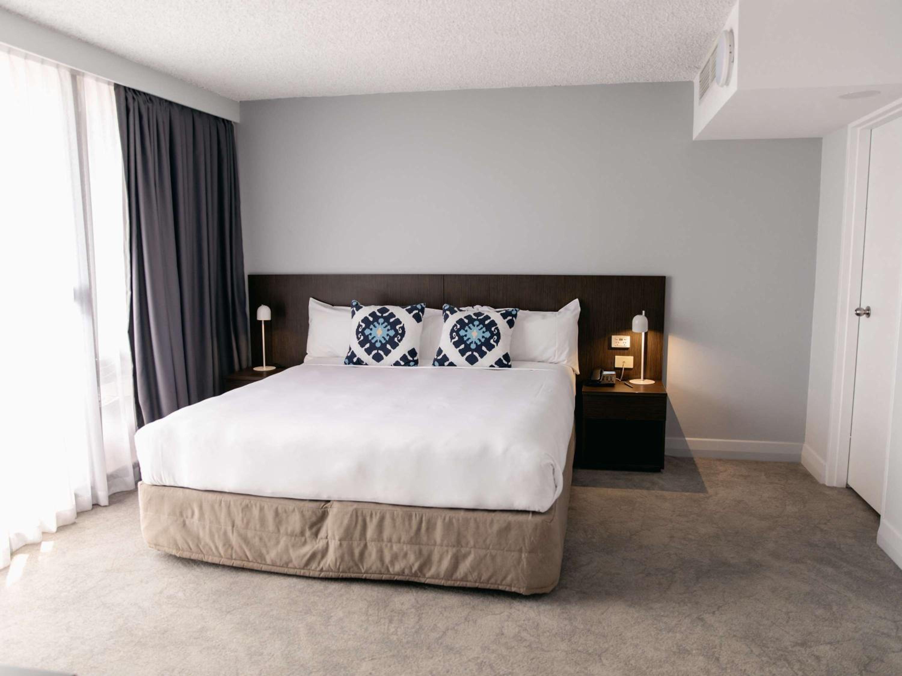 Junior King Suite with Balcony - Photo 2