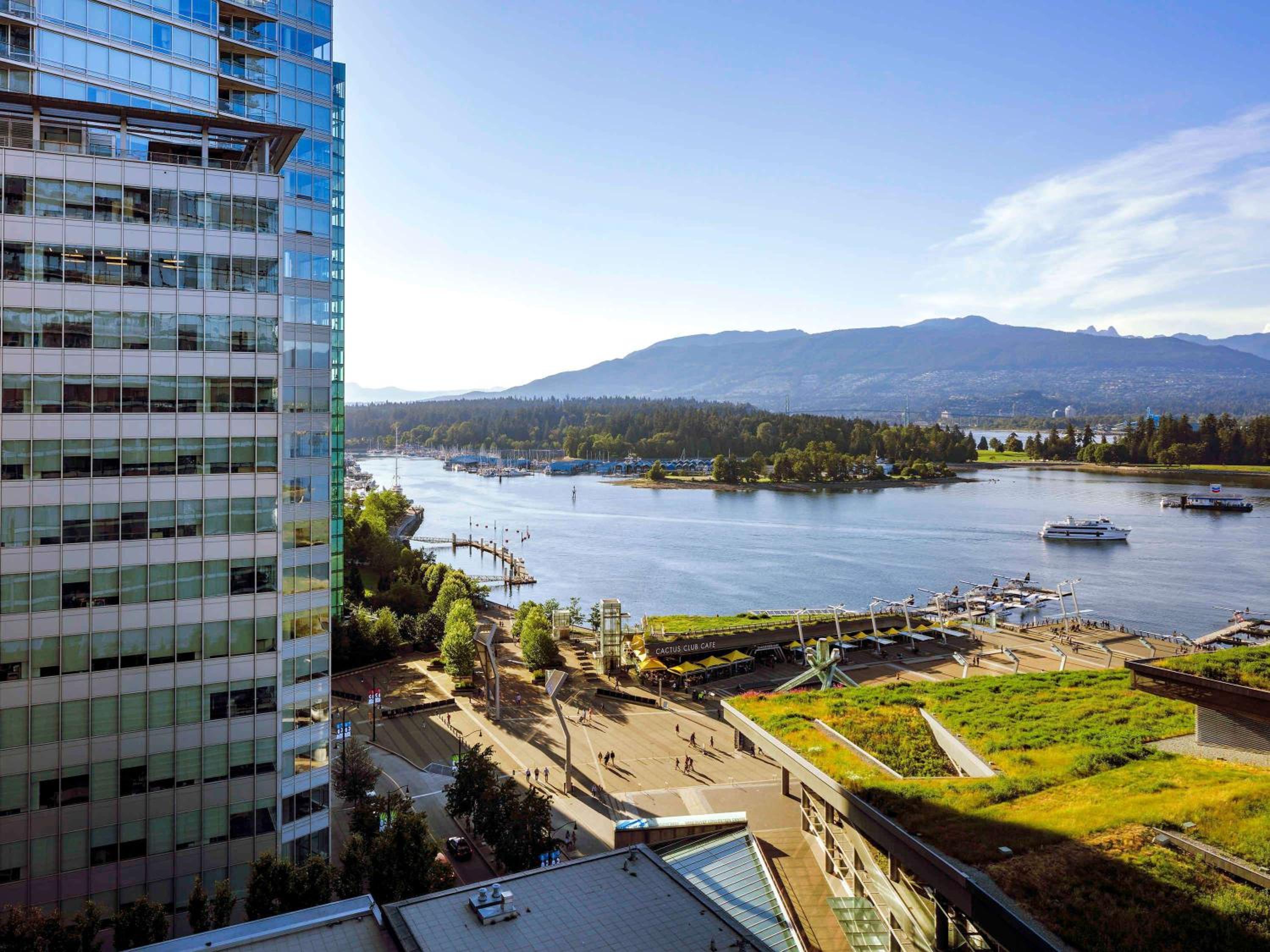 Signature Harbor and Mountain View Room with King Bed thumbnail 5