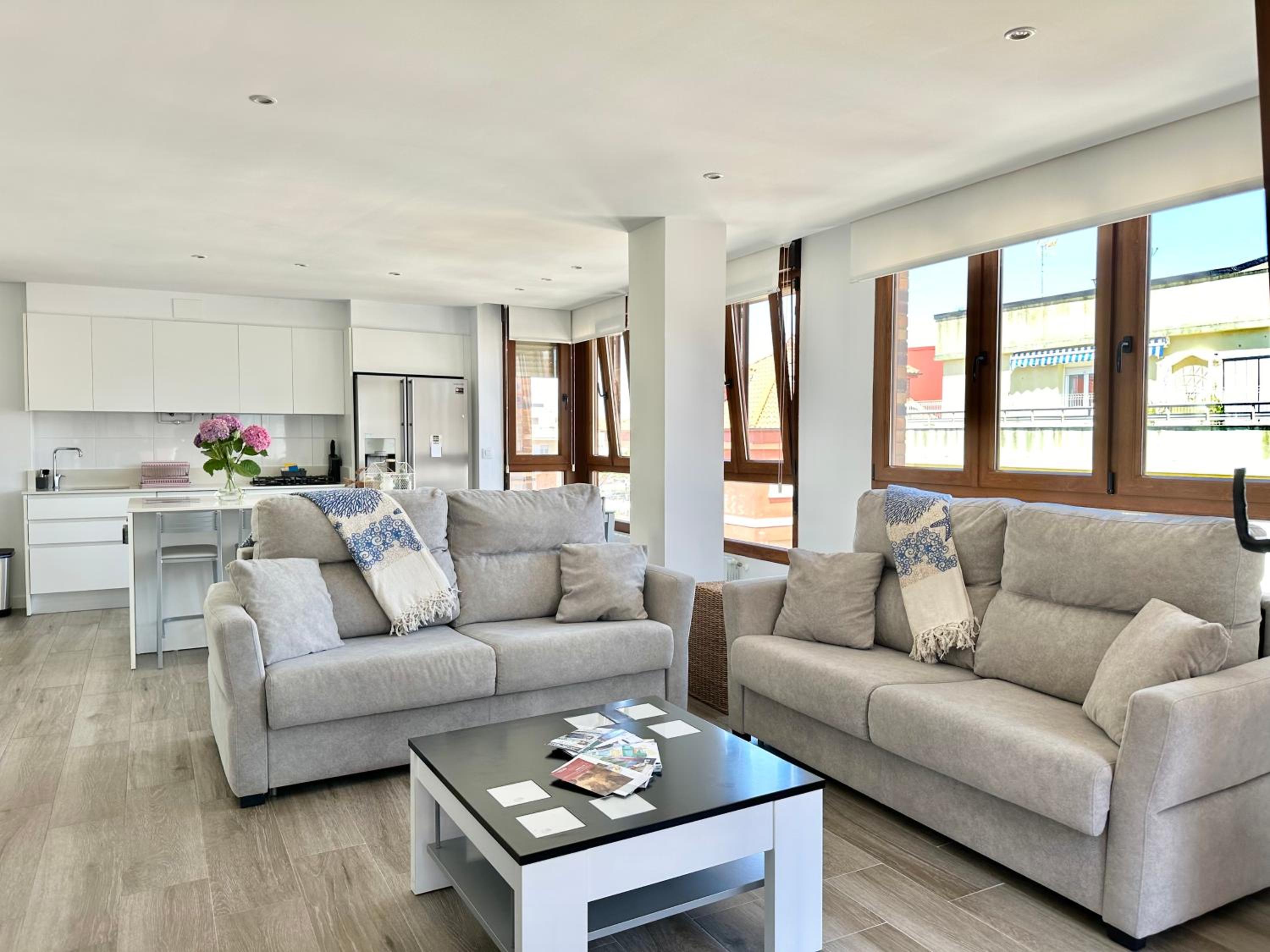 Apartamento de una habitación con balcón y vista a la ciudad