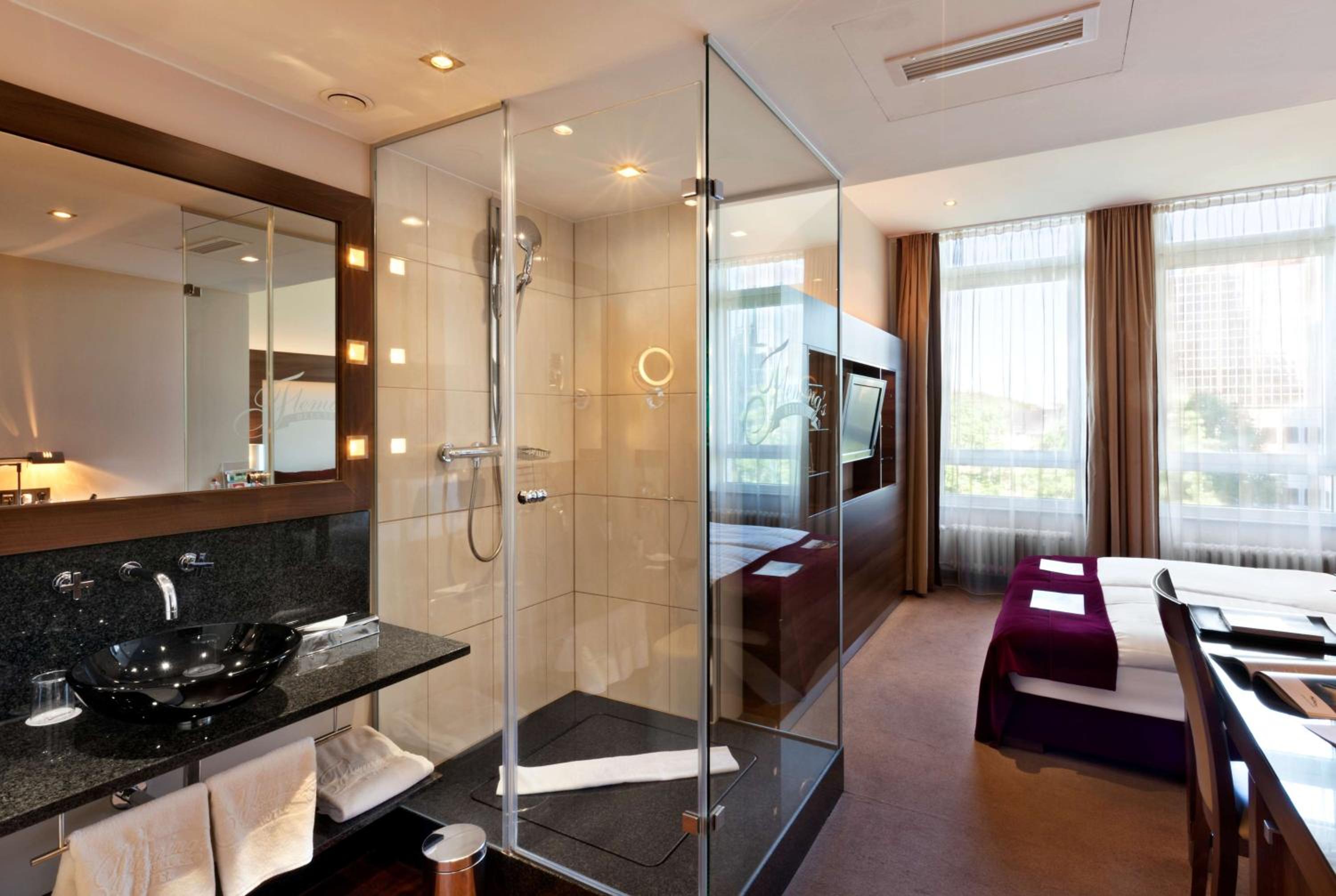 Superior Twin Room thumbnail 6