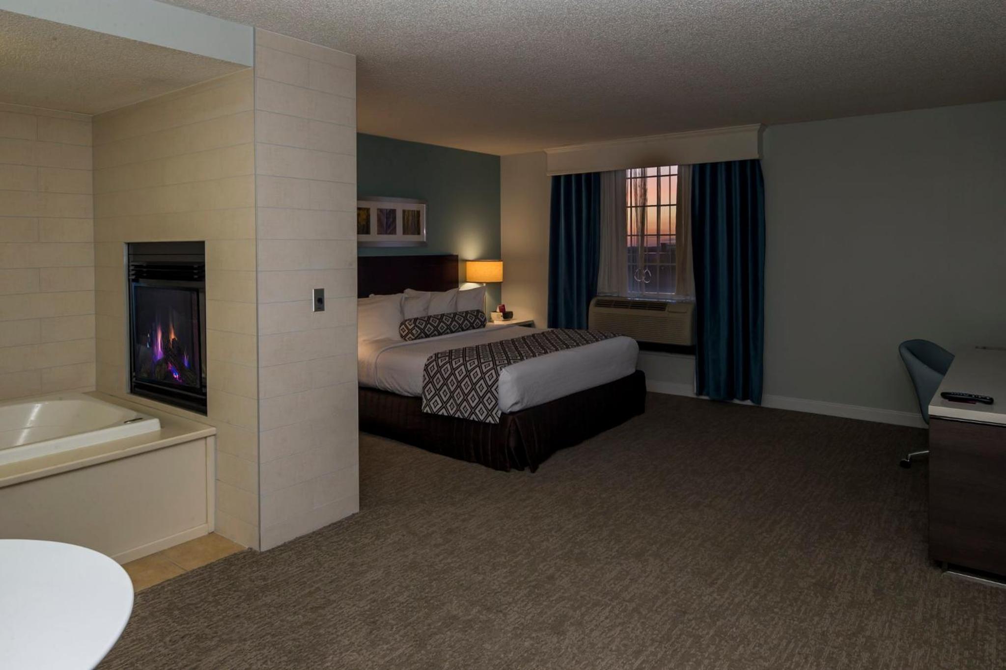 One-Bedroom Suite with Jetted Tub