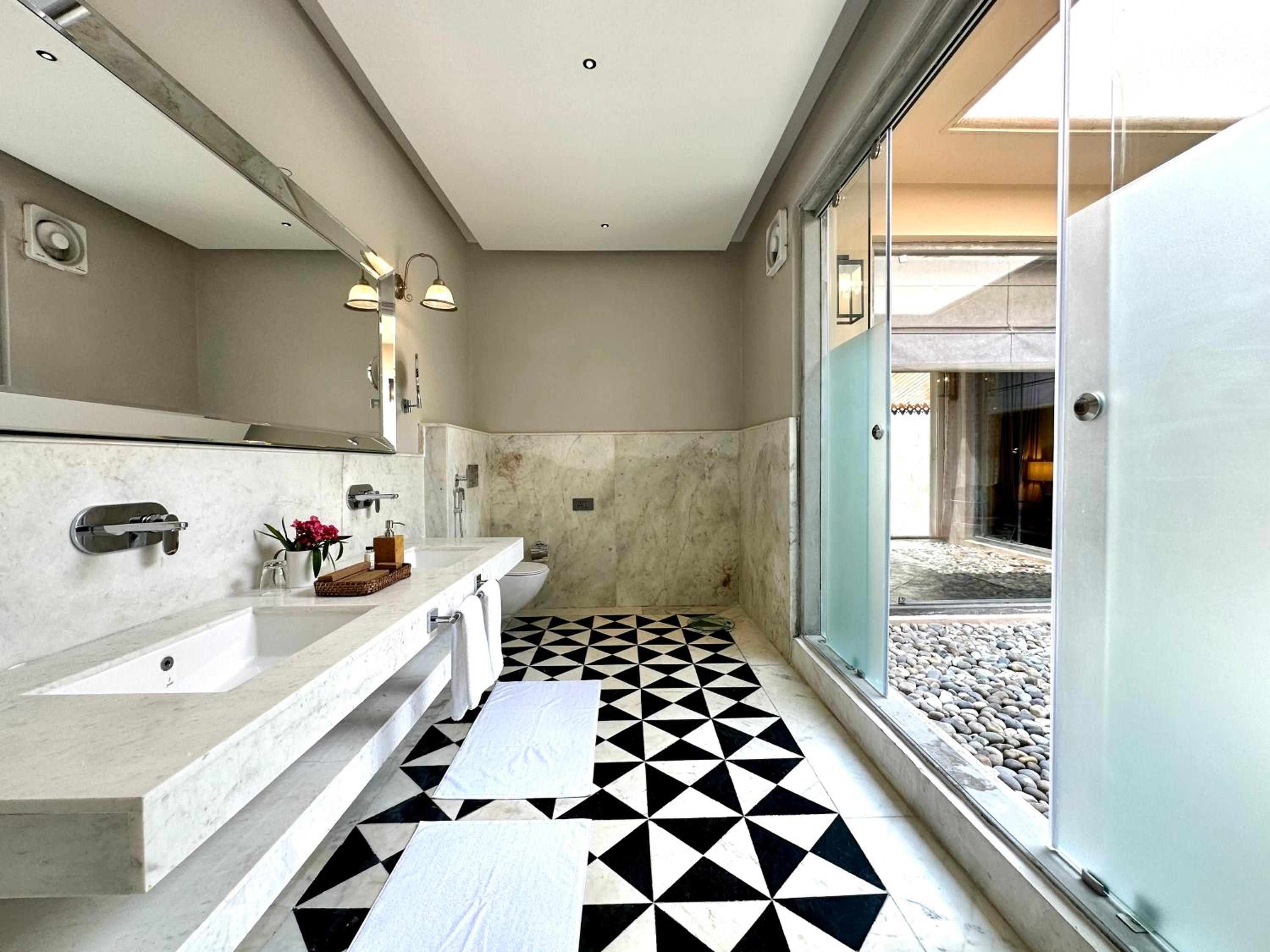 Luxury Villa With Private Pool And Courtyard photo 2