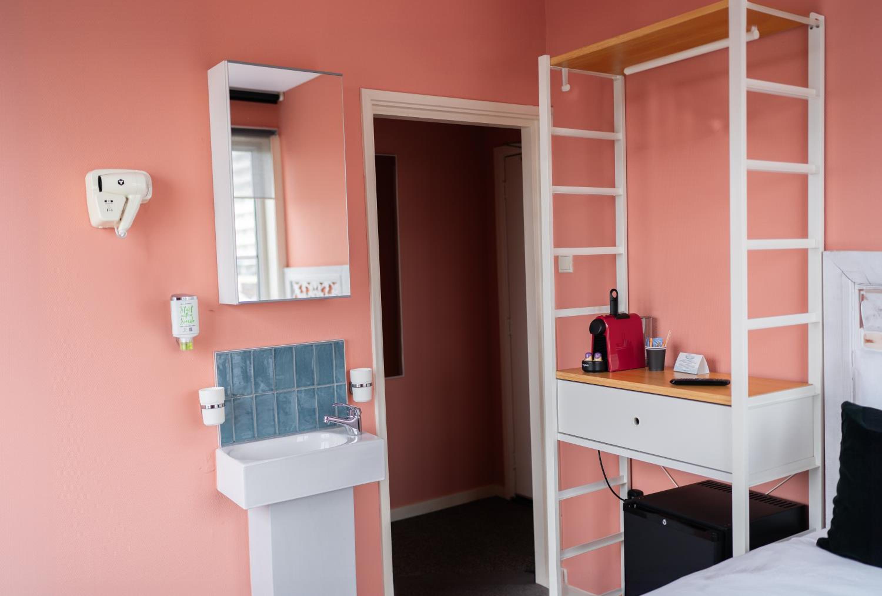 Small Twin Room - Photo 1