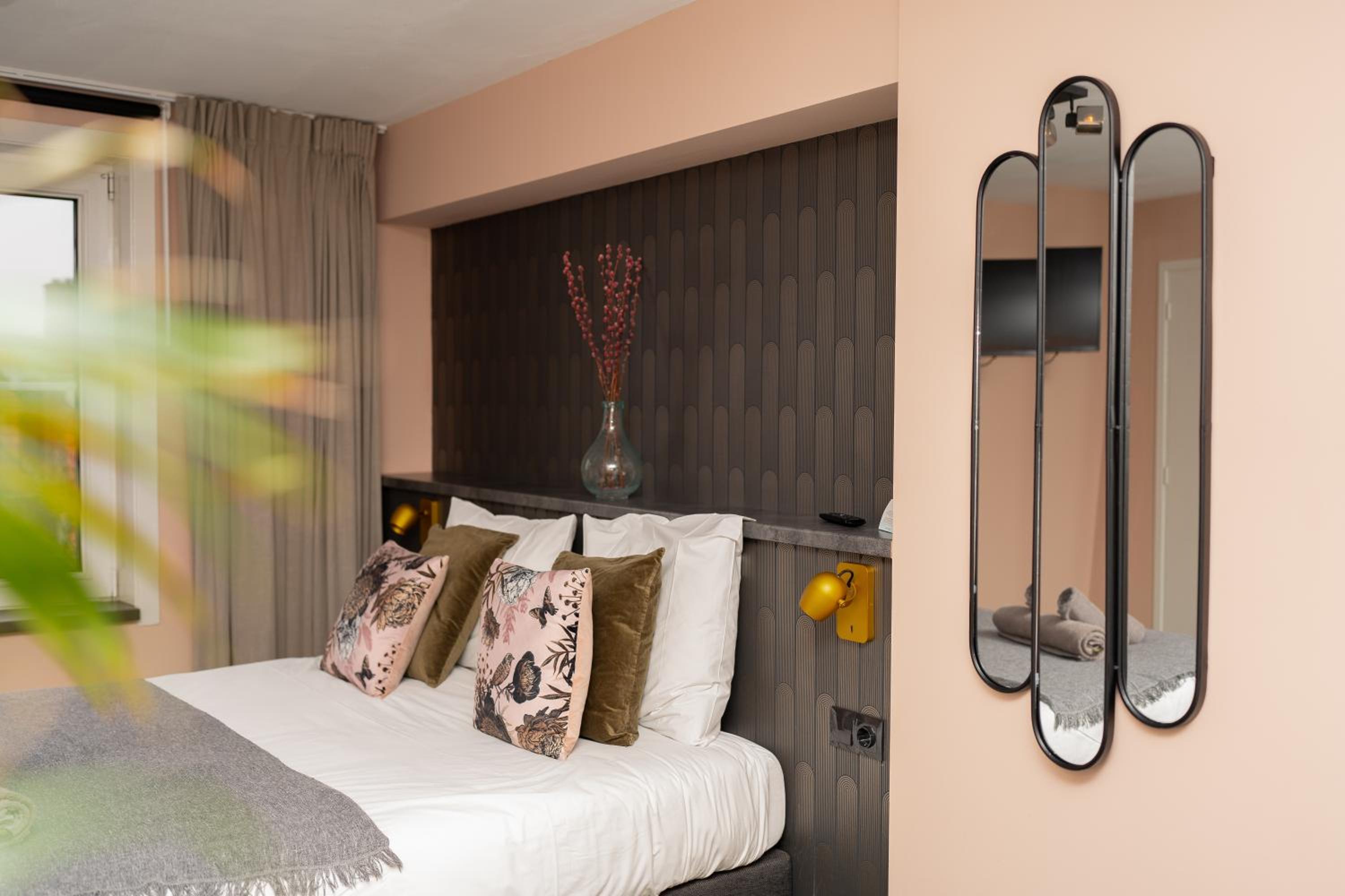 Superior Double Room with Balcony - Photo 8