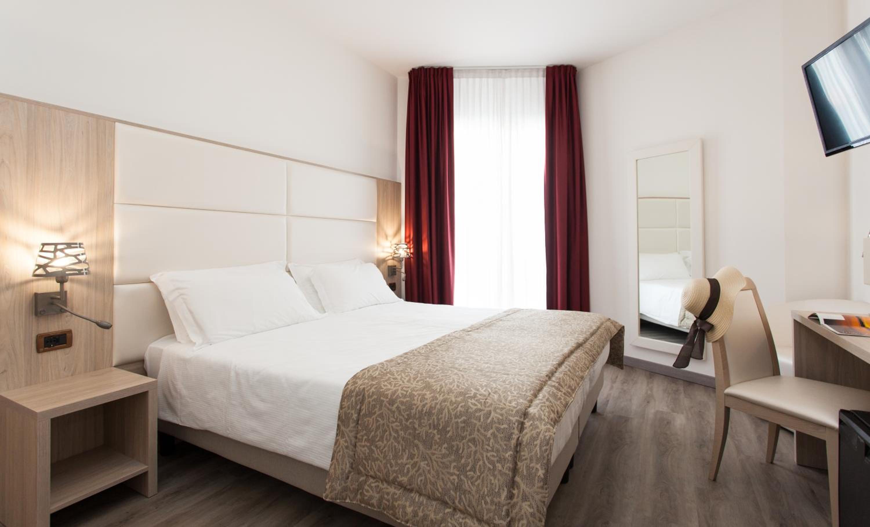 Double or Twin Room with Lateral Sea View photo 1