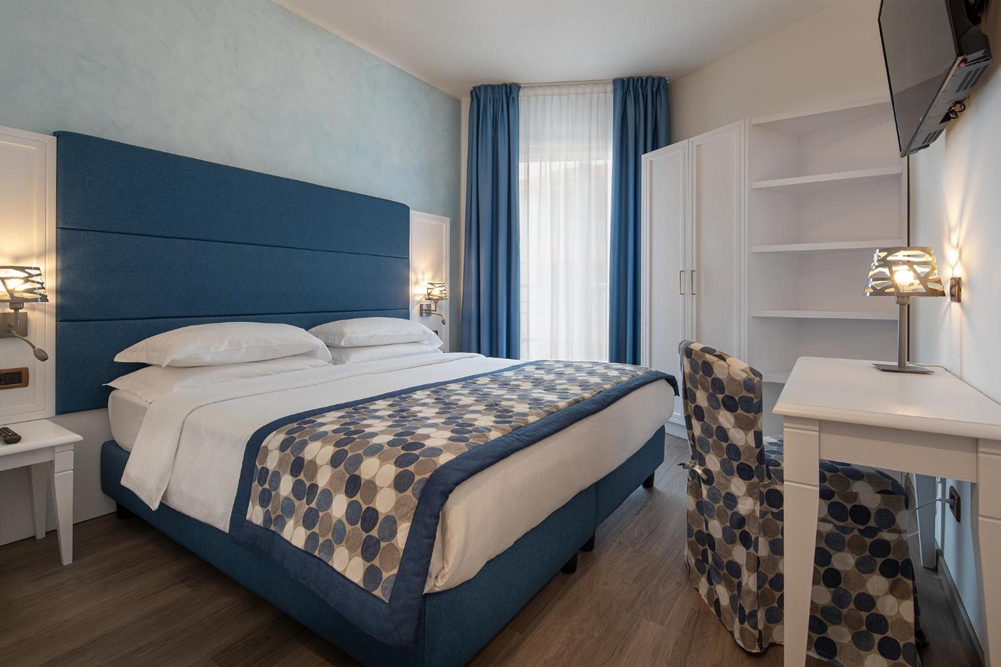 Double or Twin Room with Lateral Sea View photo 2