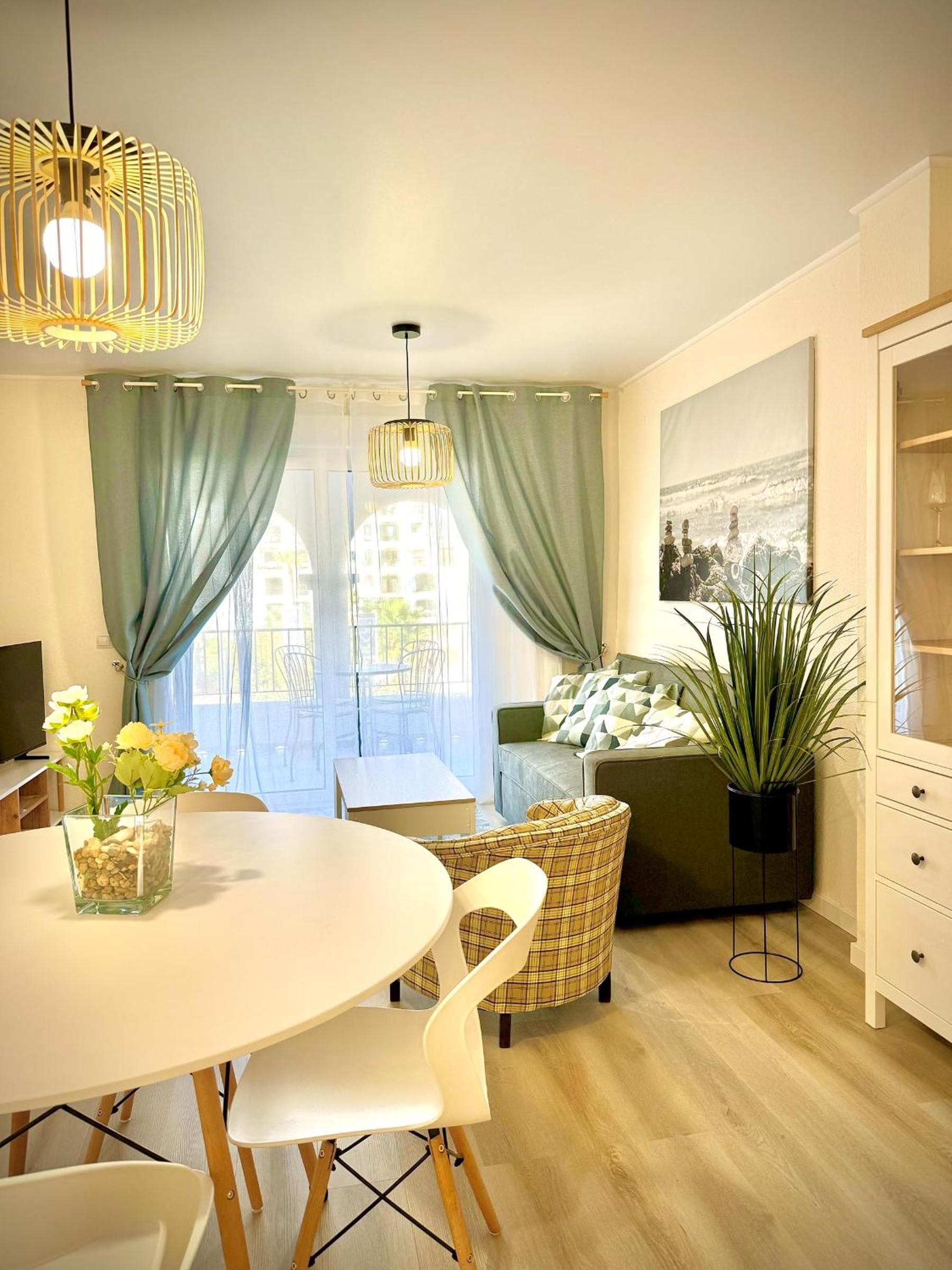 Apartamento de dos habitaciones con terraza y vista al mar