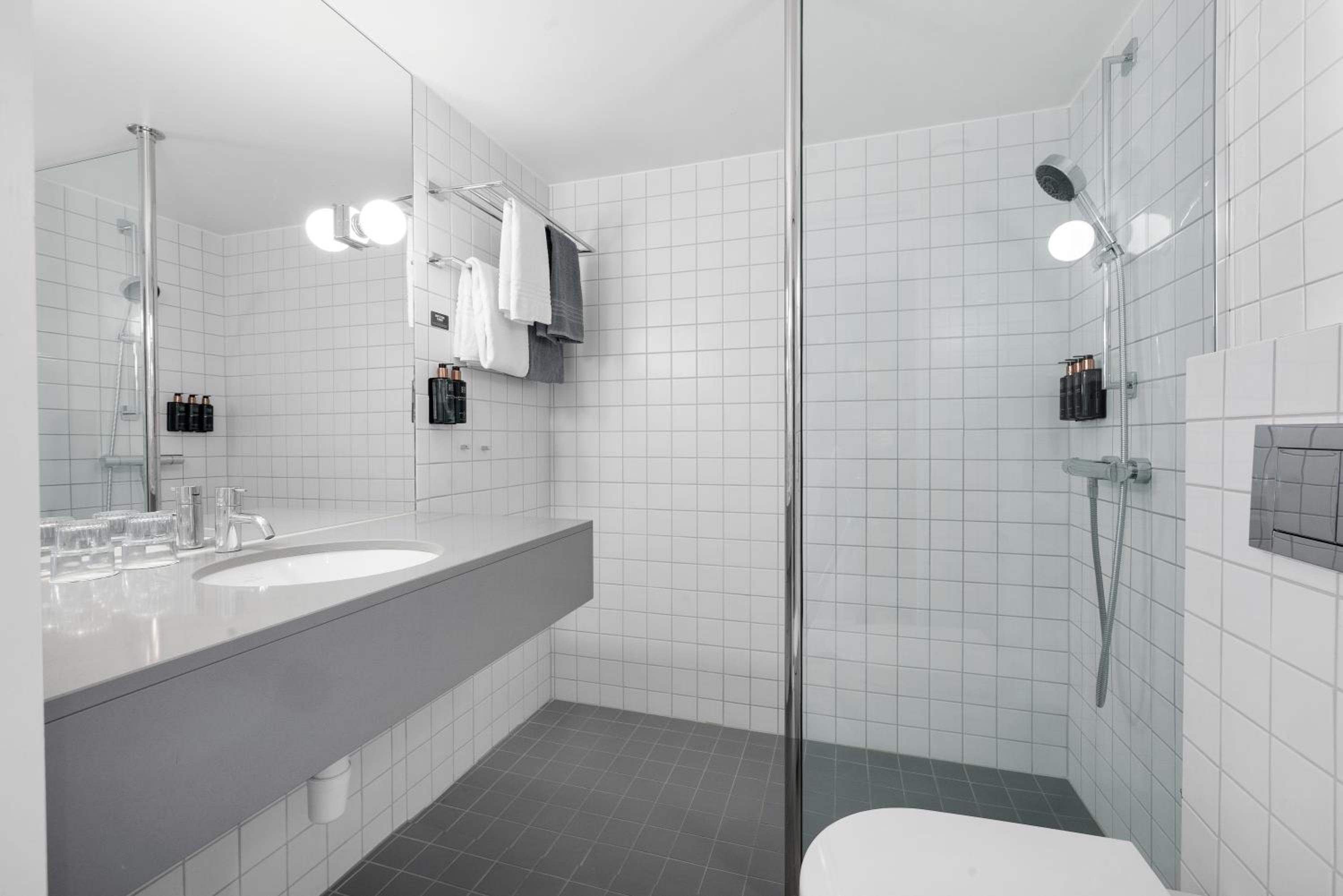 Standard Twin Room - Photo 5