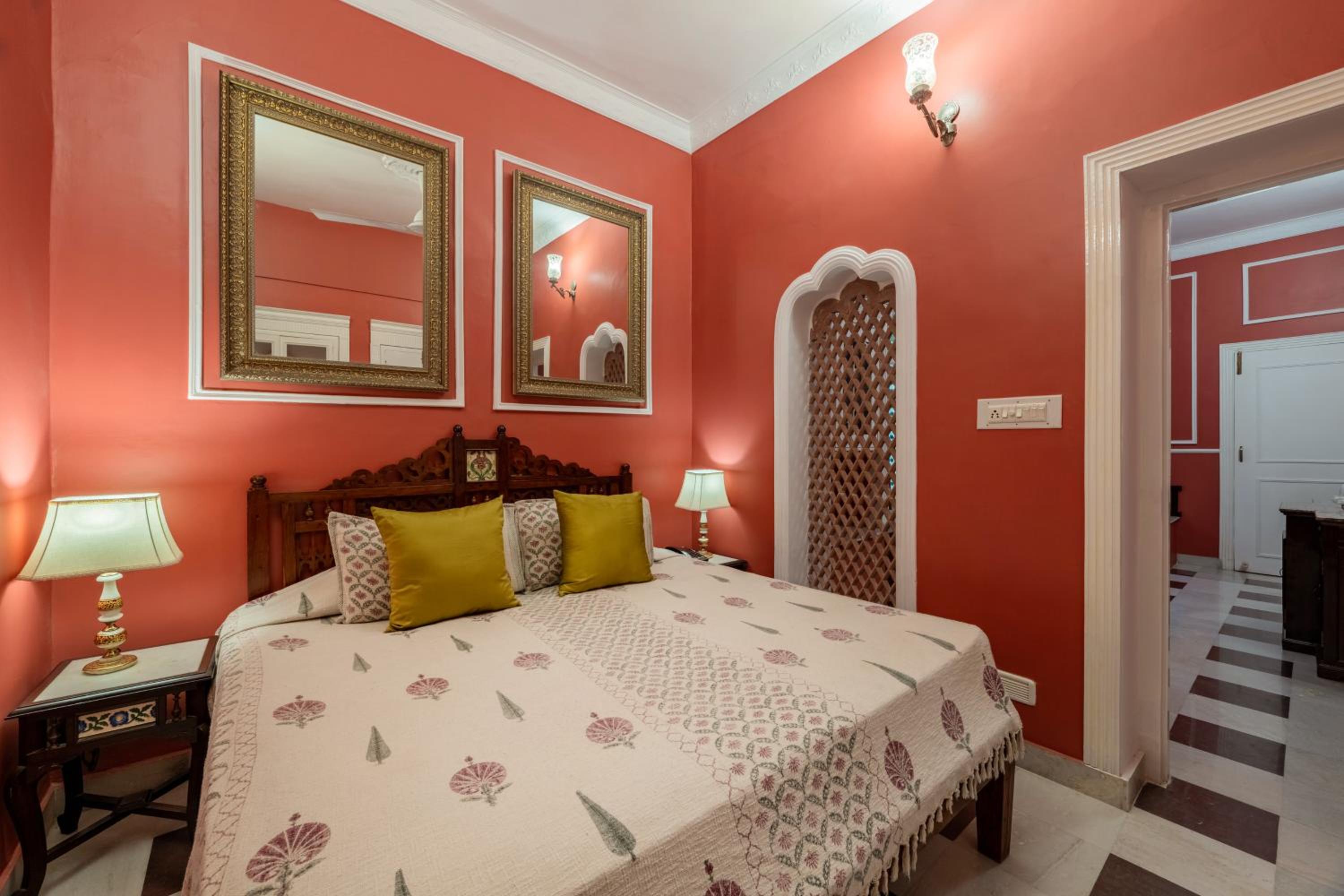 Deluxe Double Room with complimentary Airport pick up - Photo 4