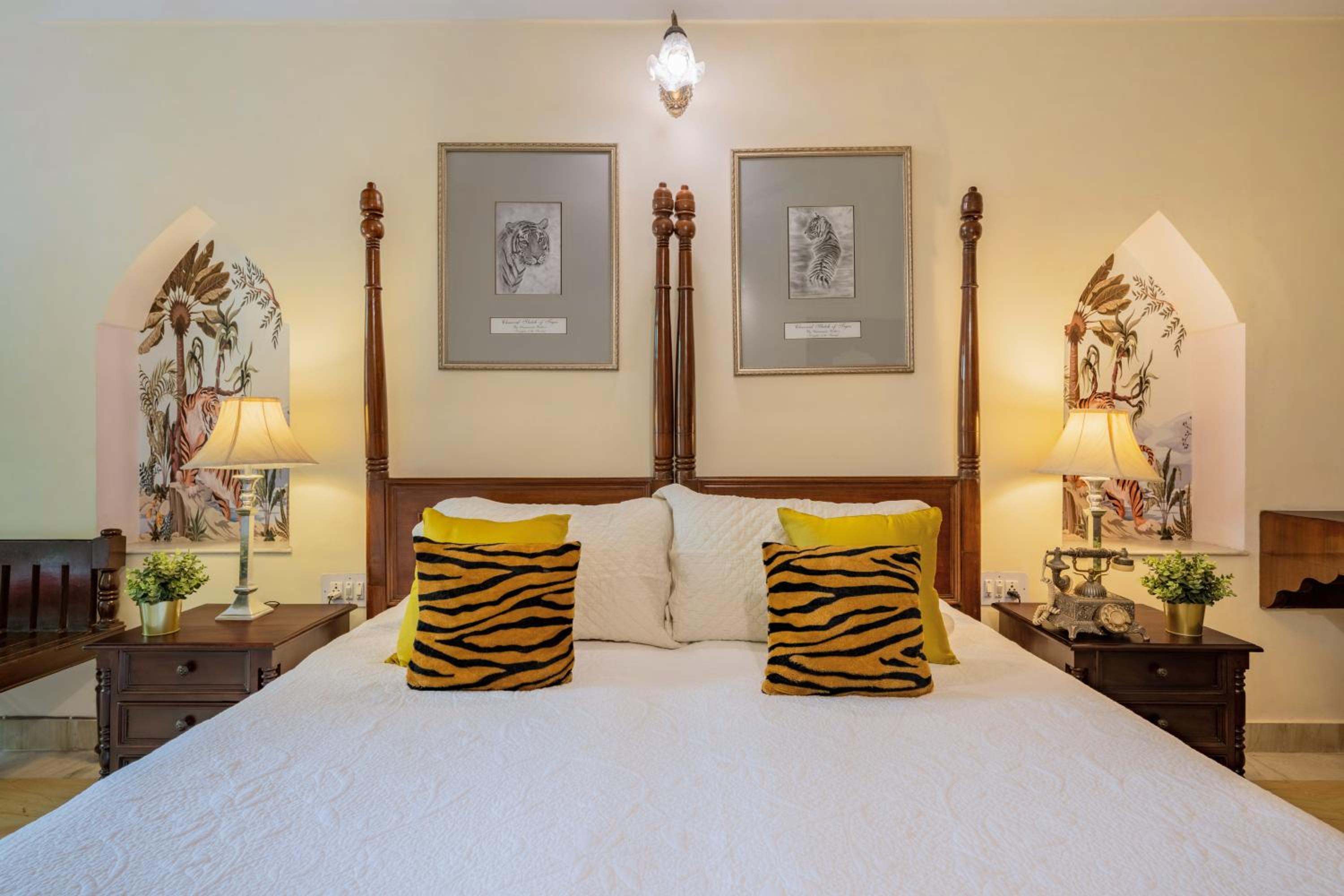 Deluxe Double Room with complimentary Airport pick up - Photo 8