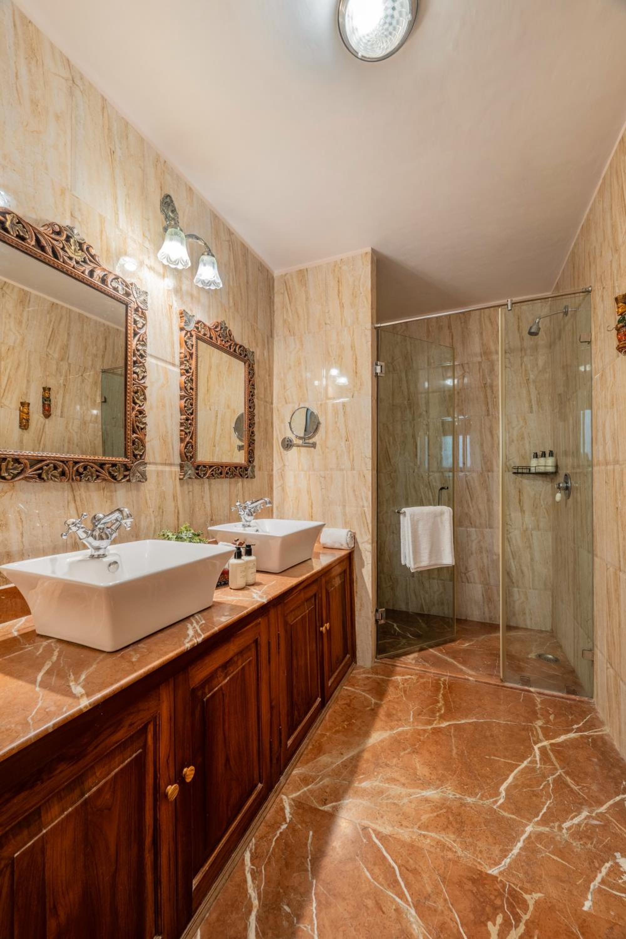 Superior Double Room with full day use of Private car with Chauffeur. - Photo 14