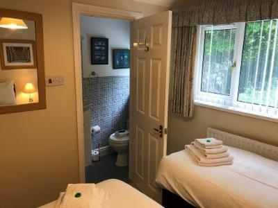 Twin Room with Shower - Photo 3