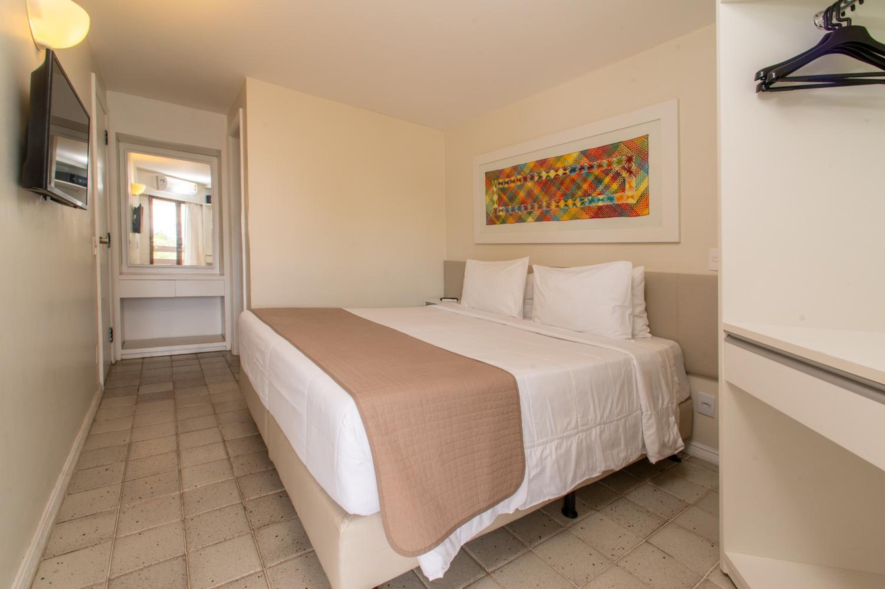 Two-Bedroom Apartment with Balcony and Sea View with living room