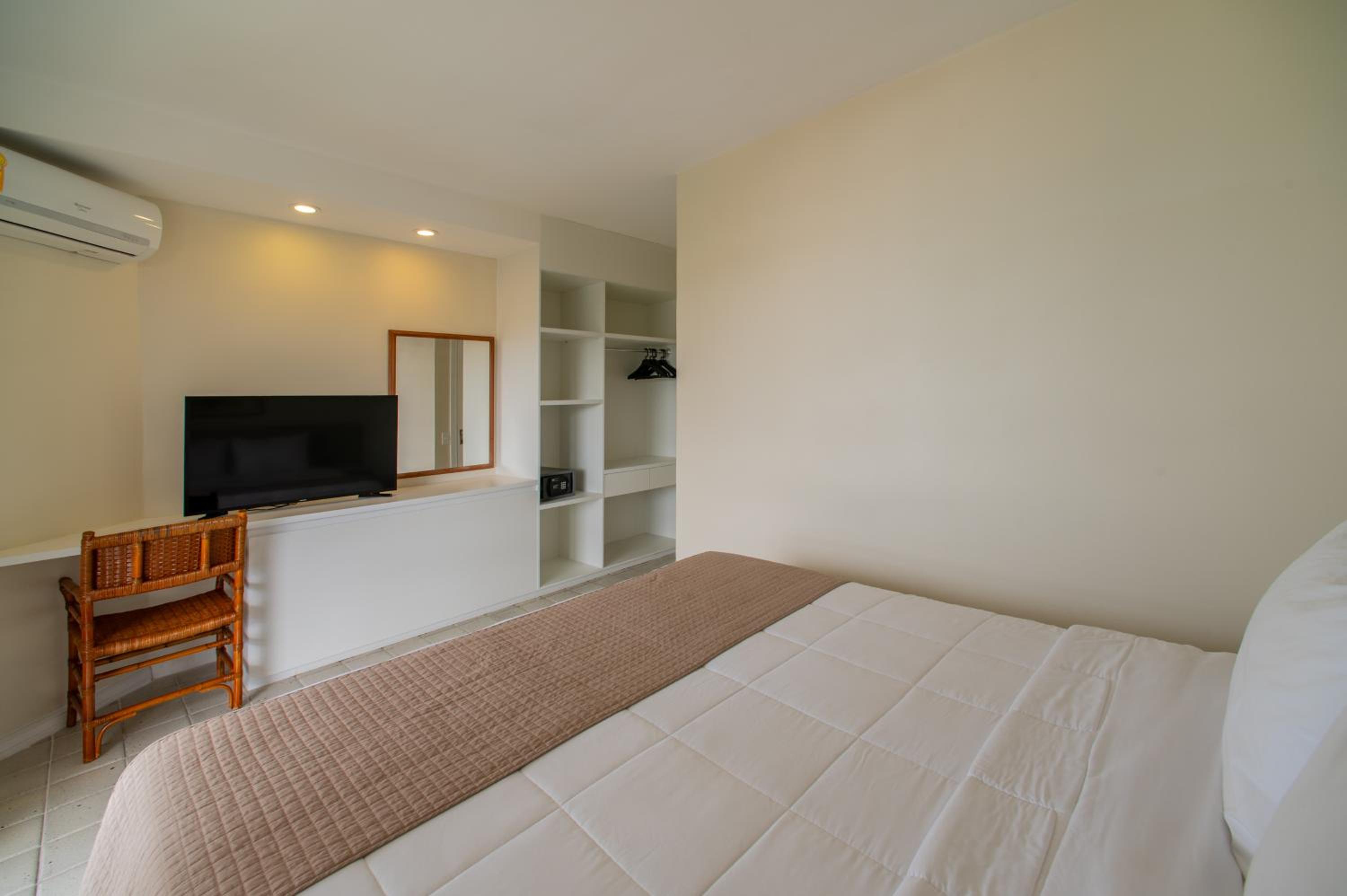 Deluxe Apartment - Split Level with Balcony and Sea view with living room