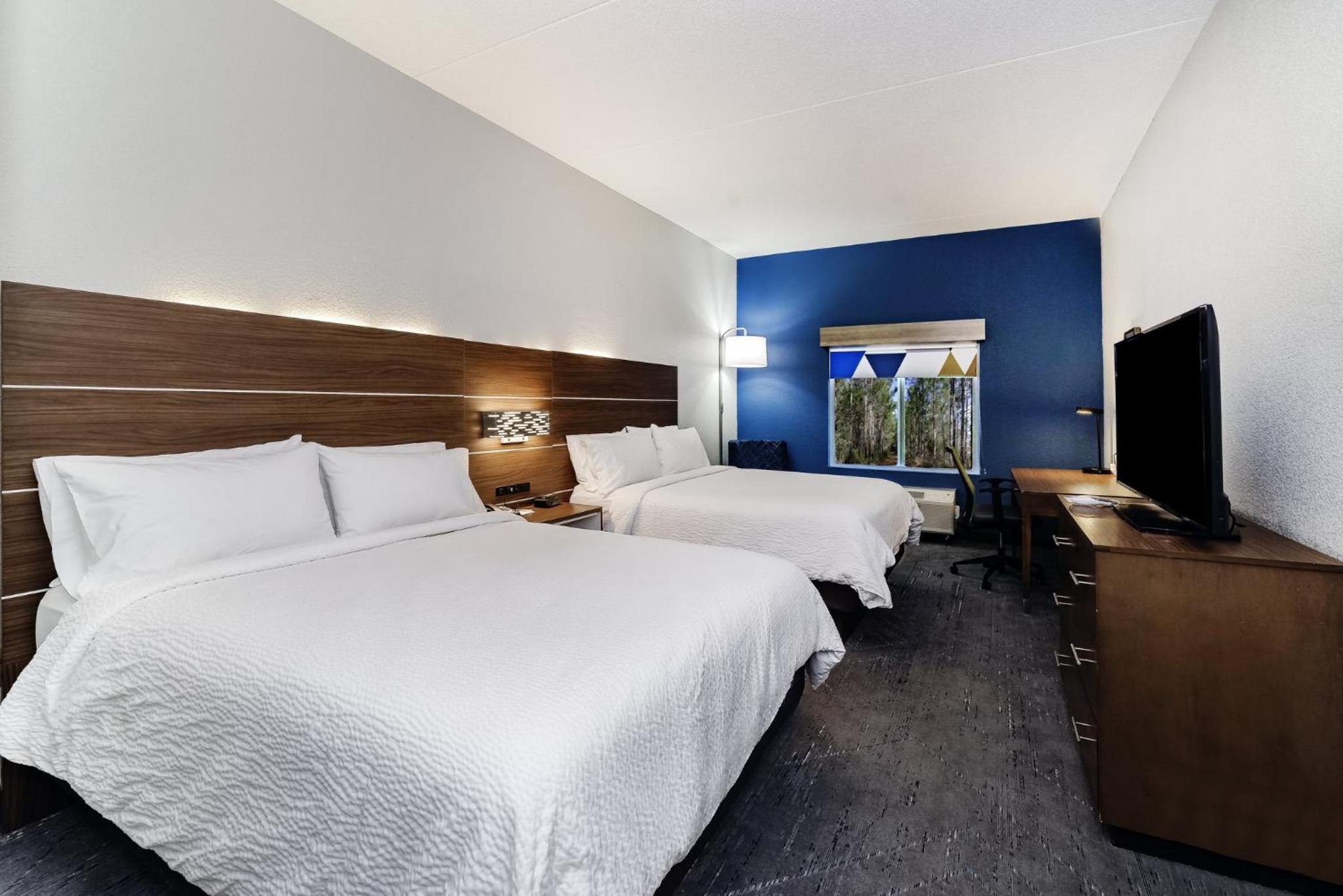 Standard Queen Room with Two Queen Beds - Photo 6