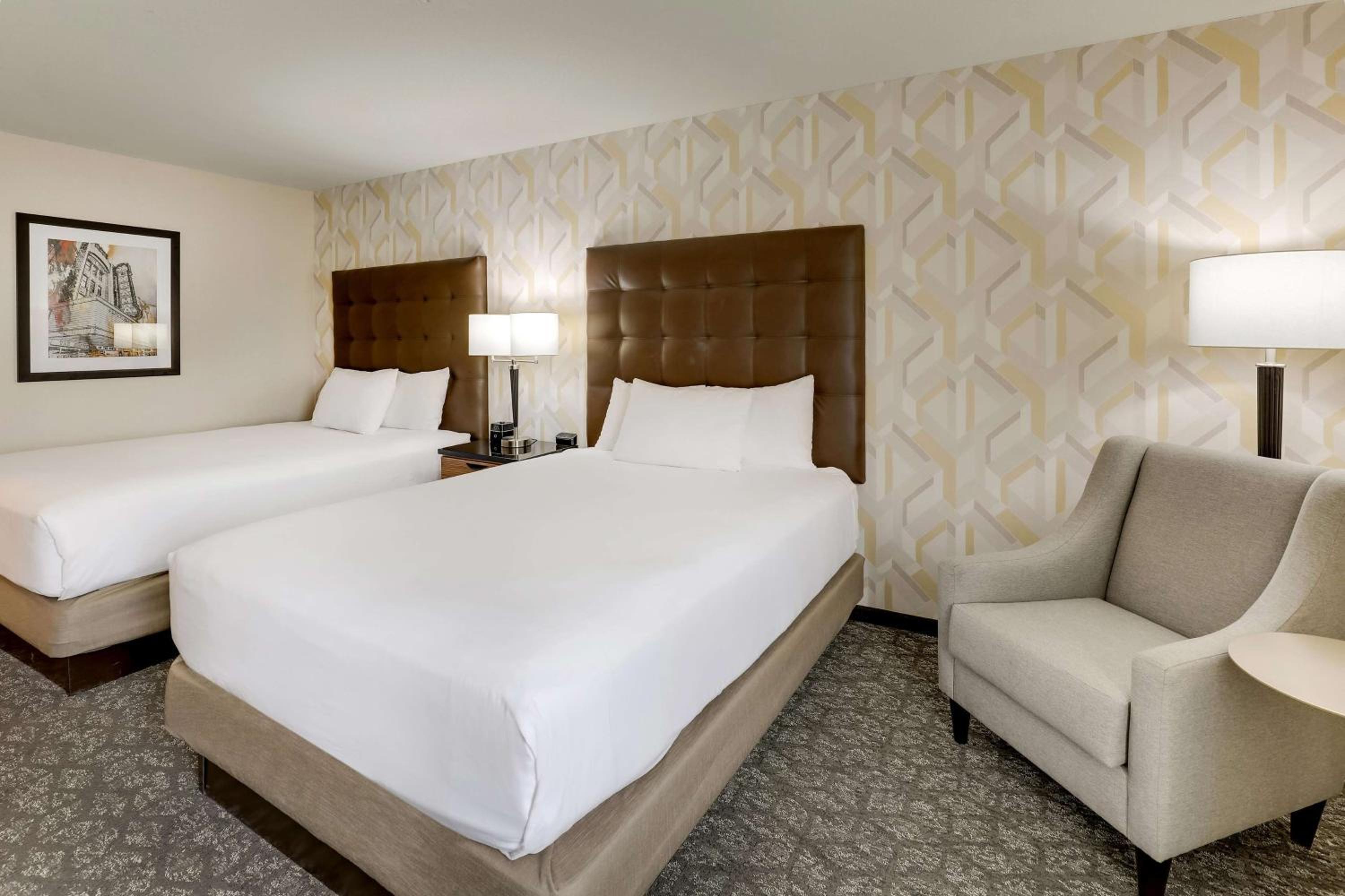 Deluxe Queen Room with Two Queen Beds - Photo 5