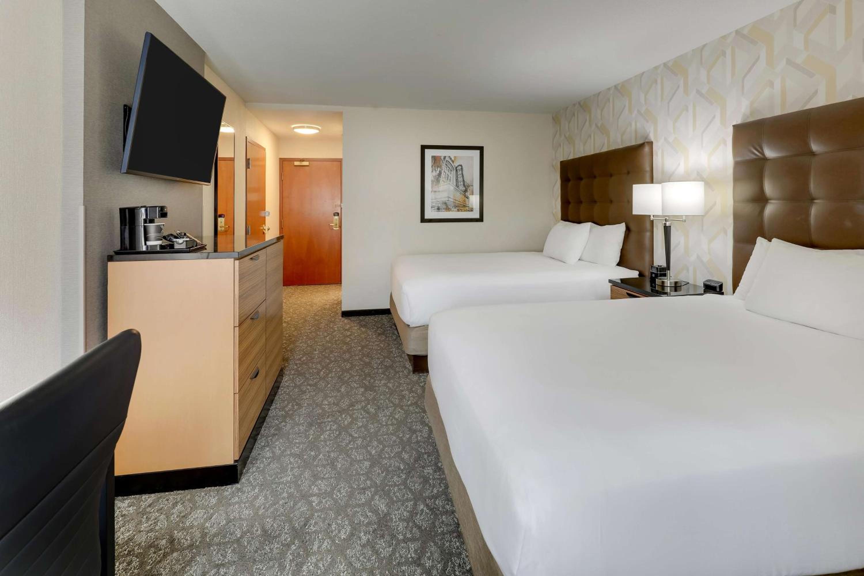 Deluxe Queen Room with Two Queen Beds - Photo 4
