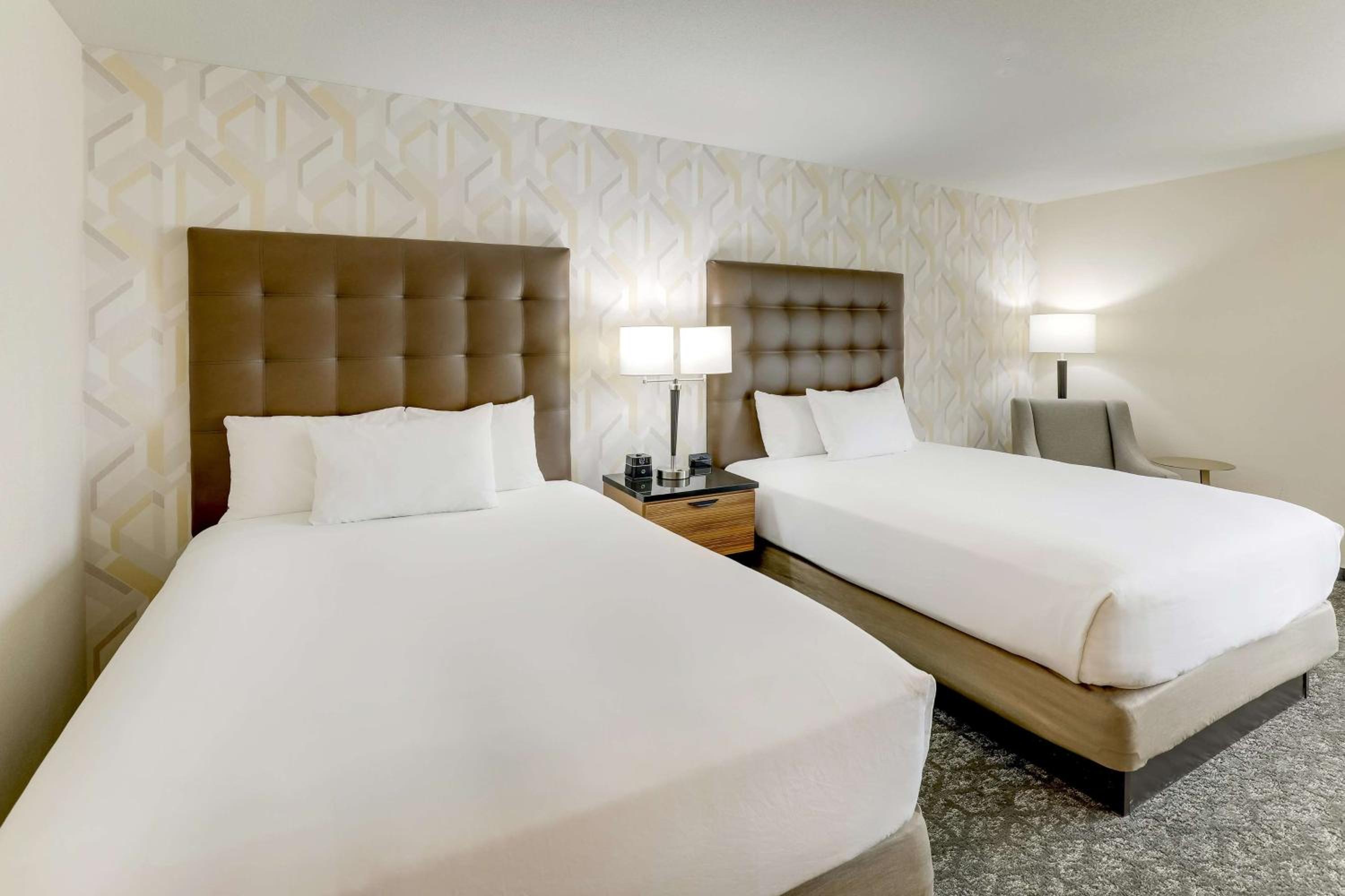 Deluxe Queen Room with Two Queen Beds - Photo 3