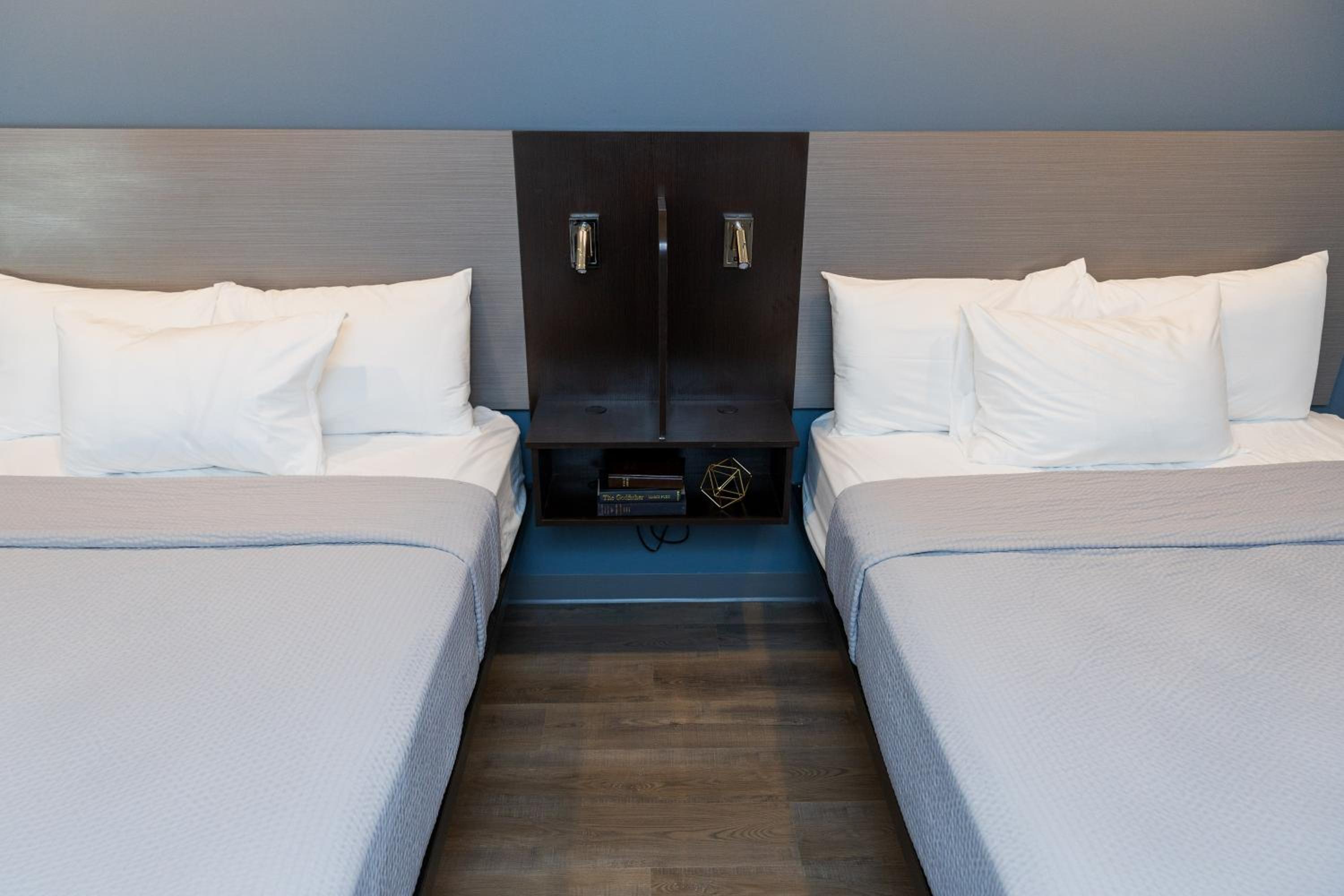 Queen Suite - Photo 11