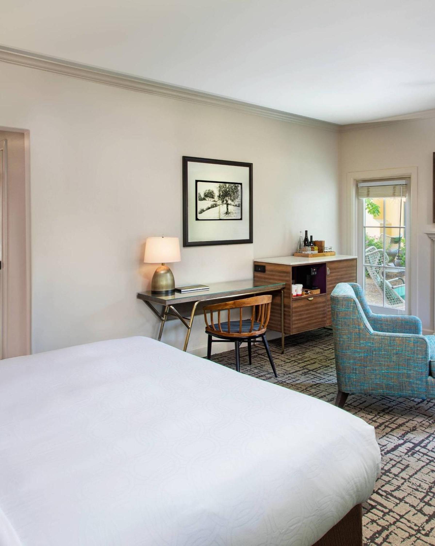 Cottage Junior King Suite with Sofa Bed and Outdoor Tub - Photo 1
