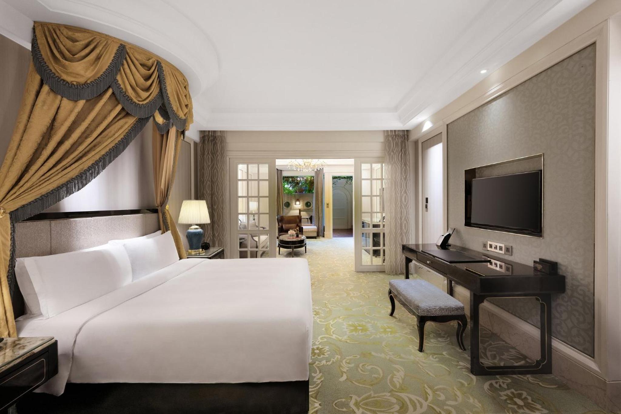One-Bedroom Suite with Courtyard View thumbnail 5