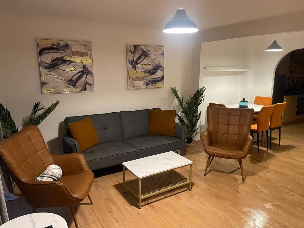 Three-Bedroom House photo 3