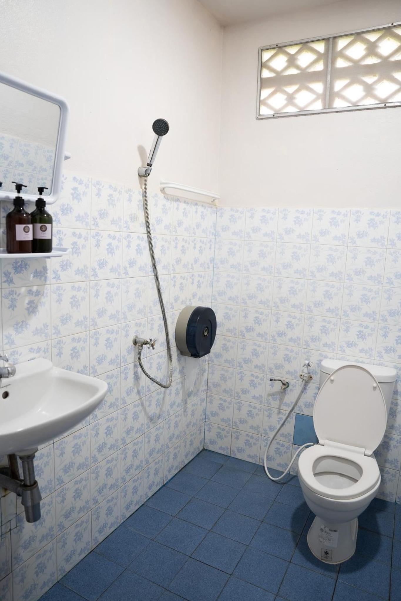 Sea View Bungalow Twin Room with Fan - No Hot Shower photo 3
