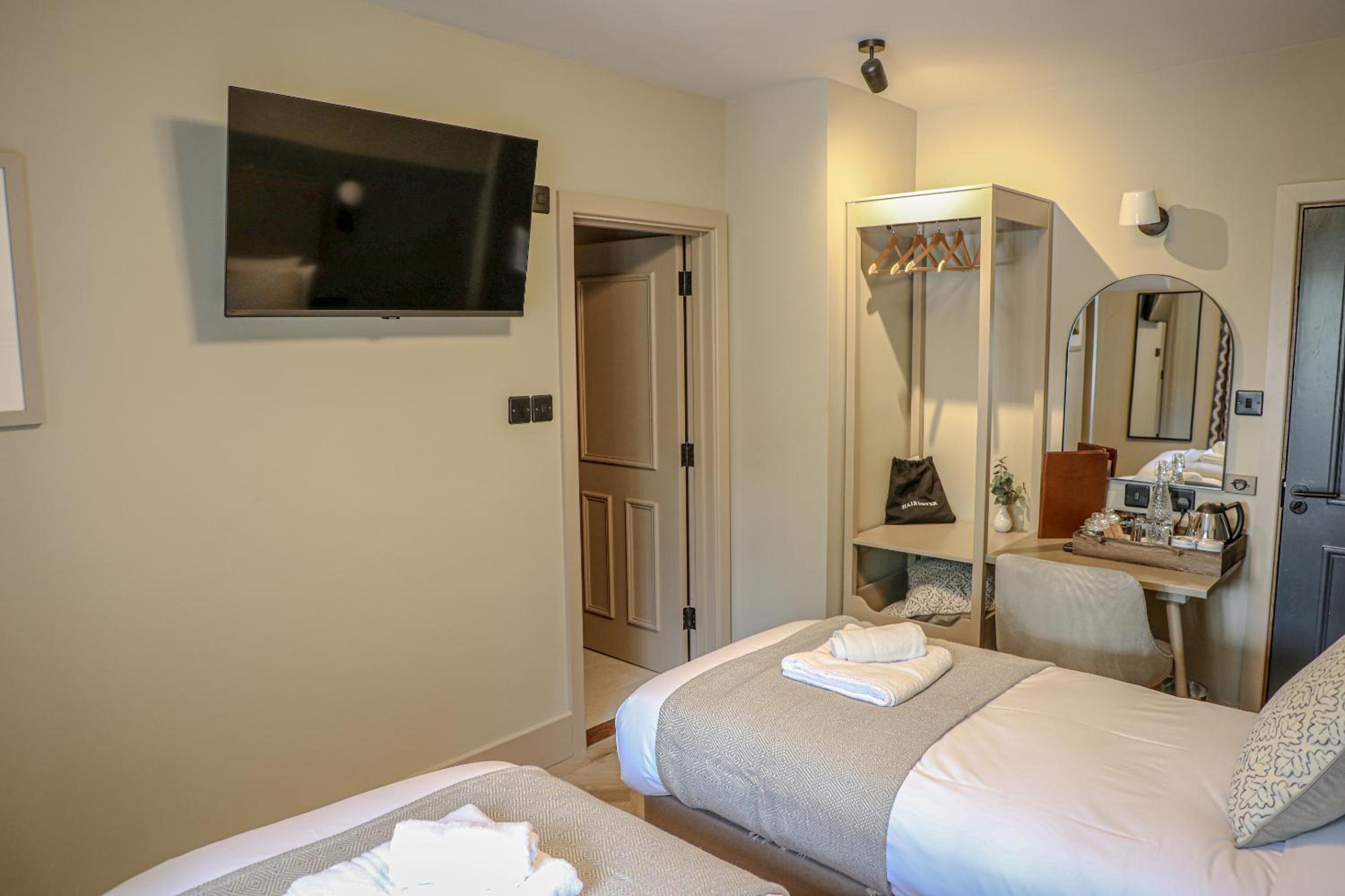 Twin Room with Private Bathroom photo 3