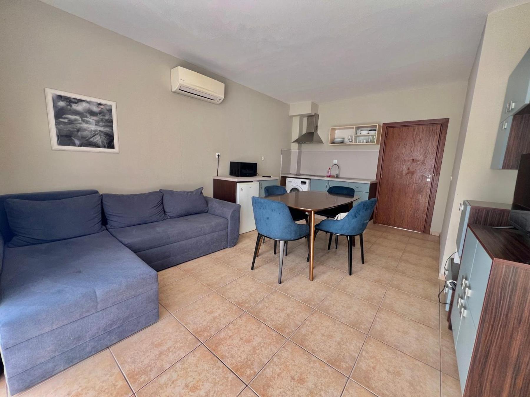 Two-Bedroom Apartment with Pool View photo 3