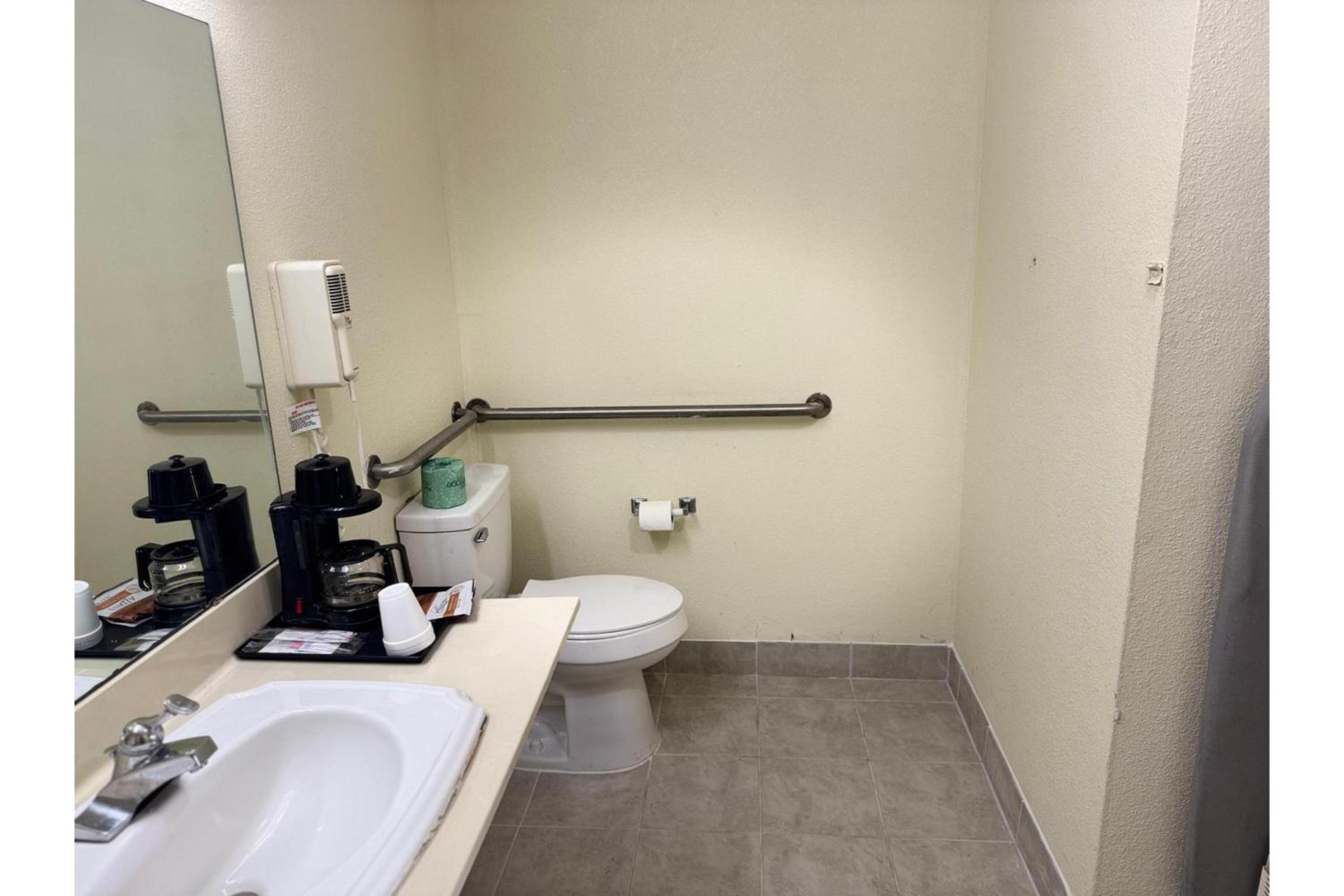 Single Room - Disability Access photo 3