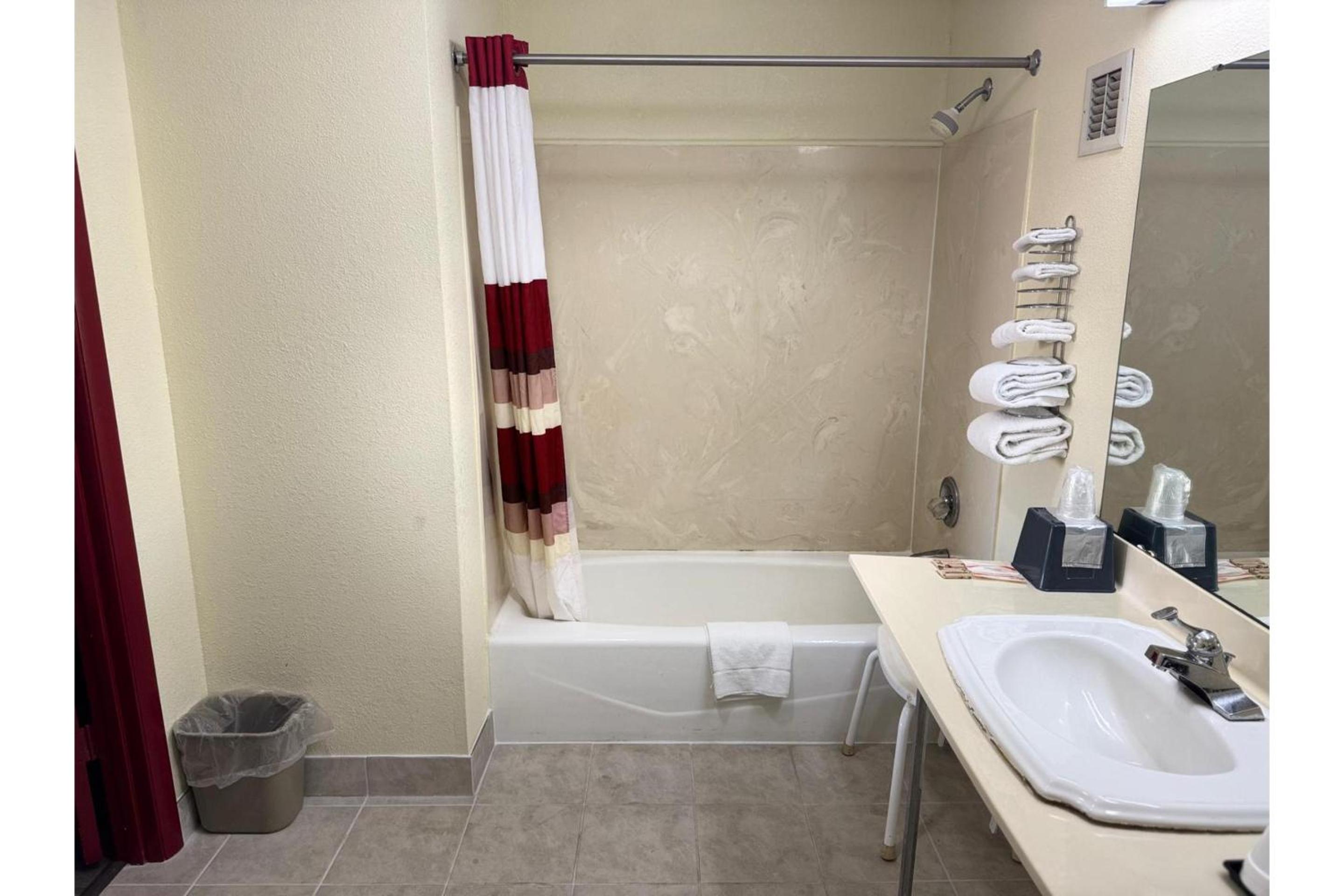Single Room - Disability Access photo 3