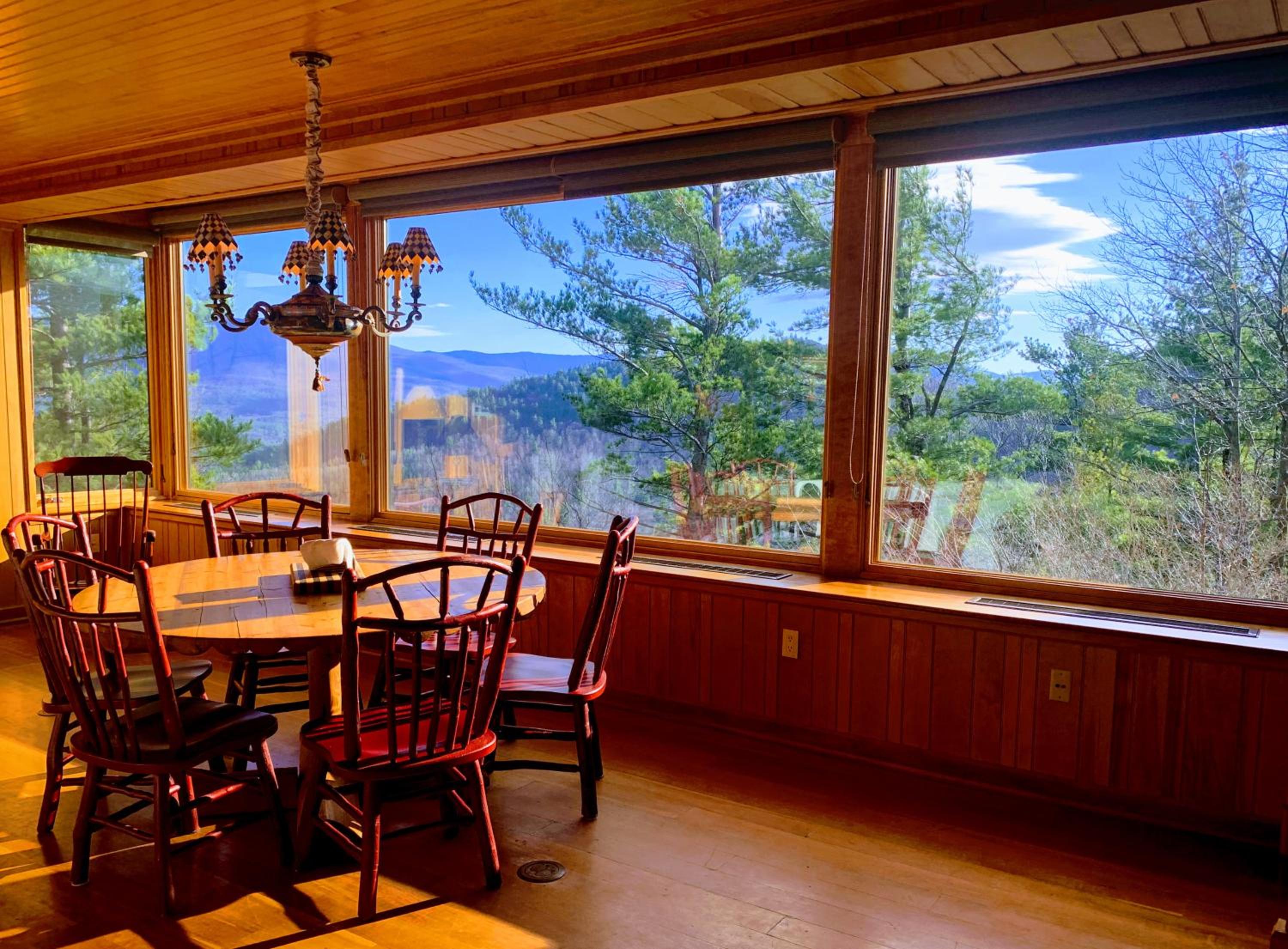 Eight-Bedroom House photo 2